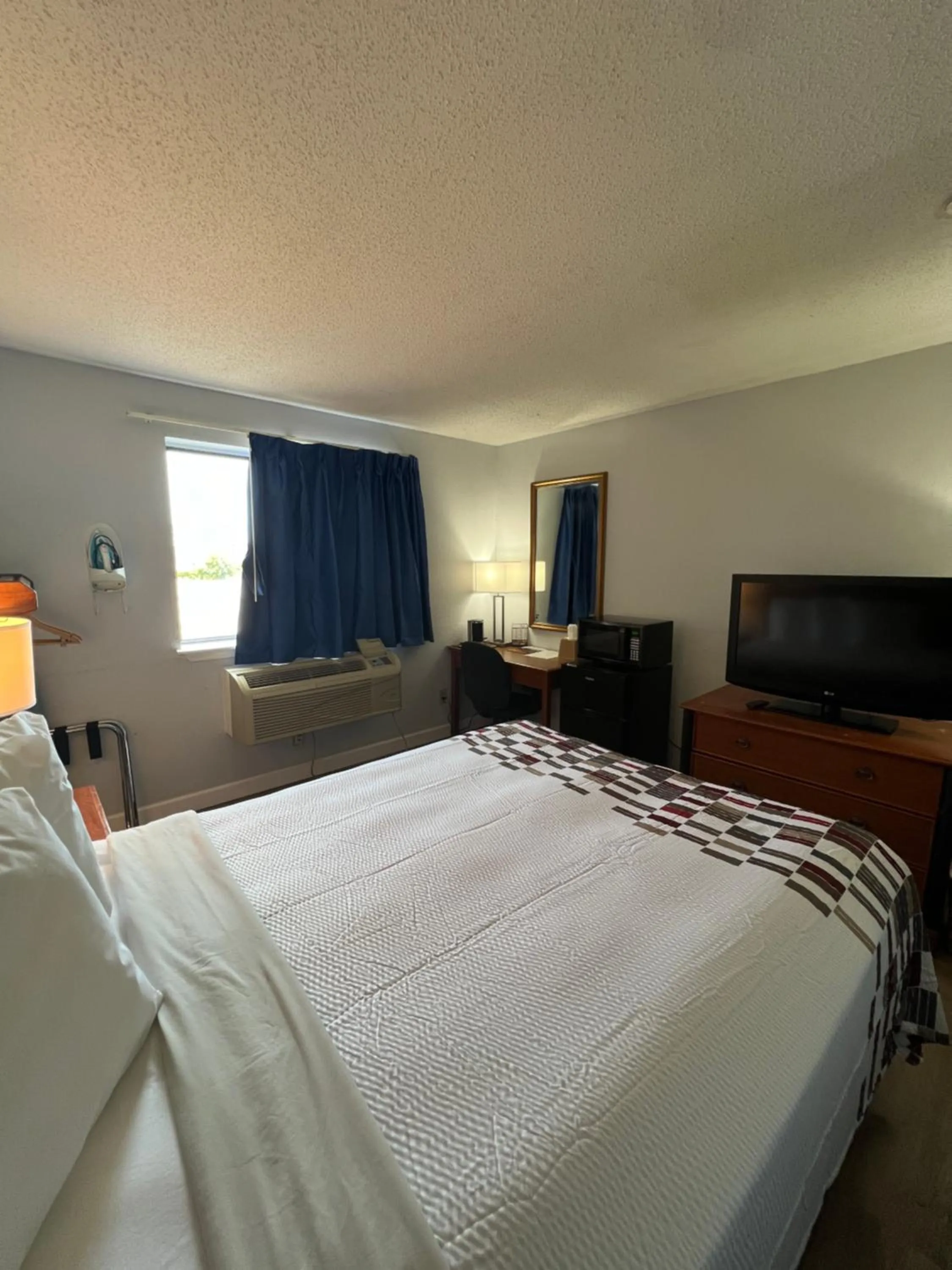 Bed in Economy 7 Inn