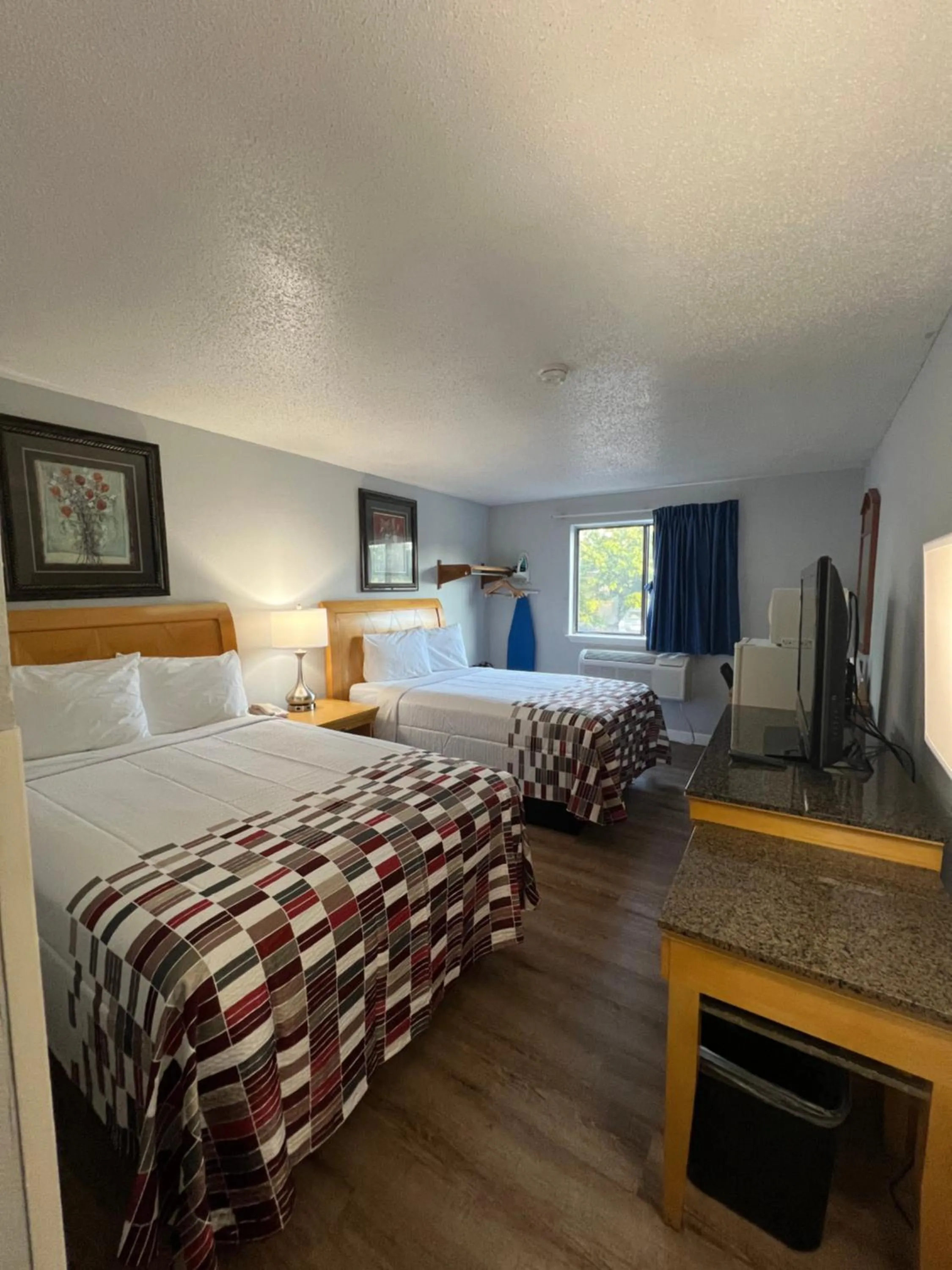 TV and multimedia in Economy 7 Inn