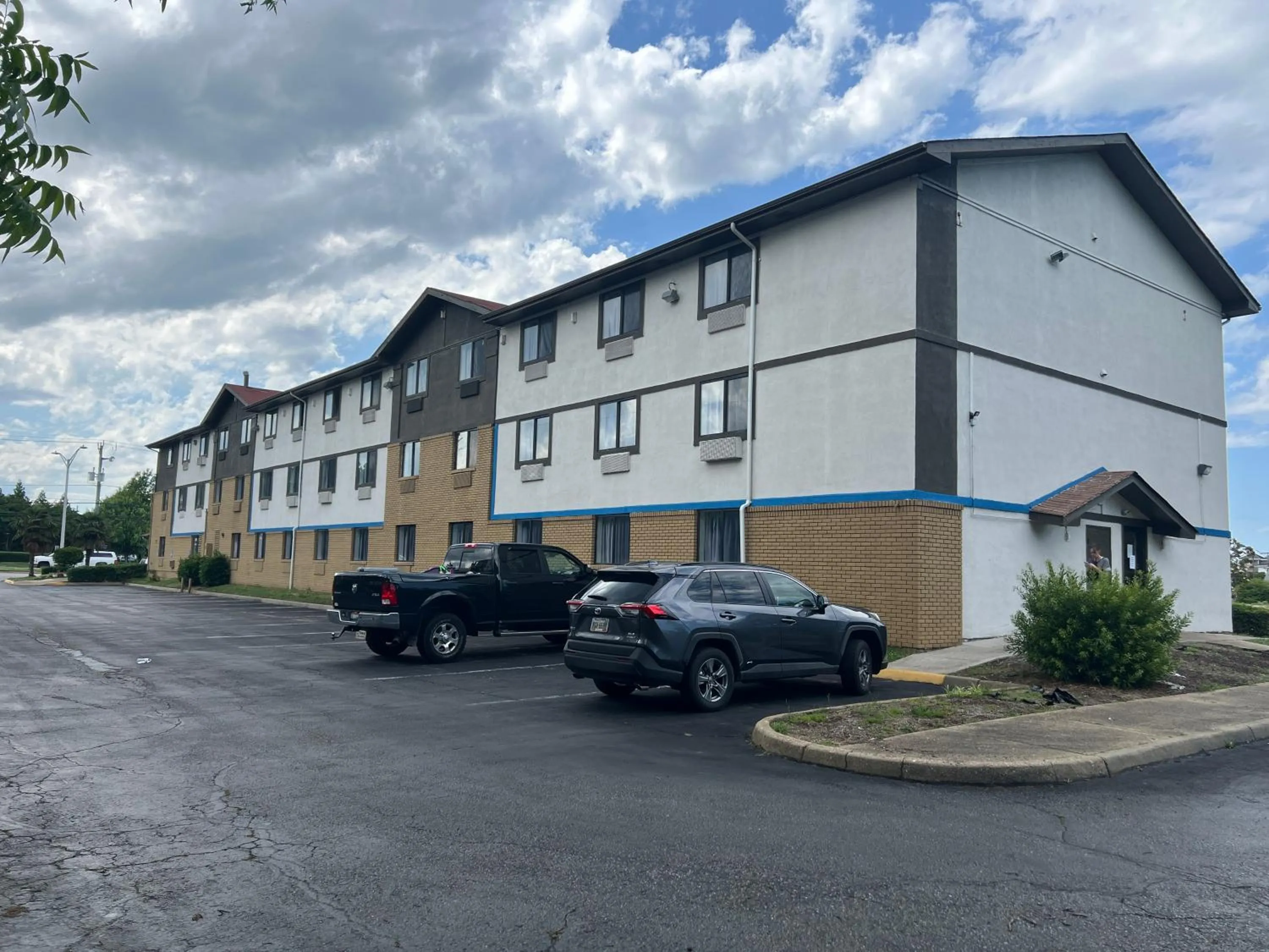 Property Building in Economy 7 Inn