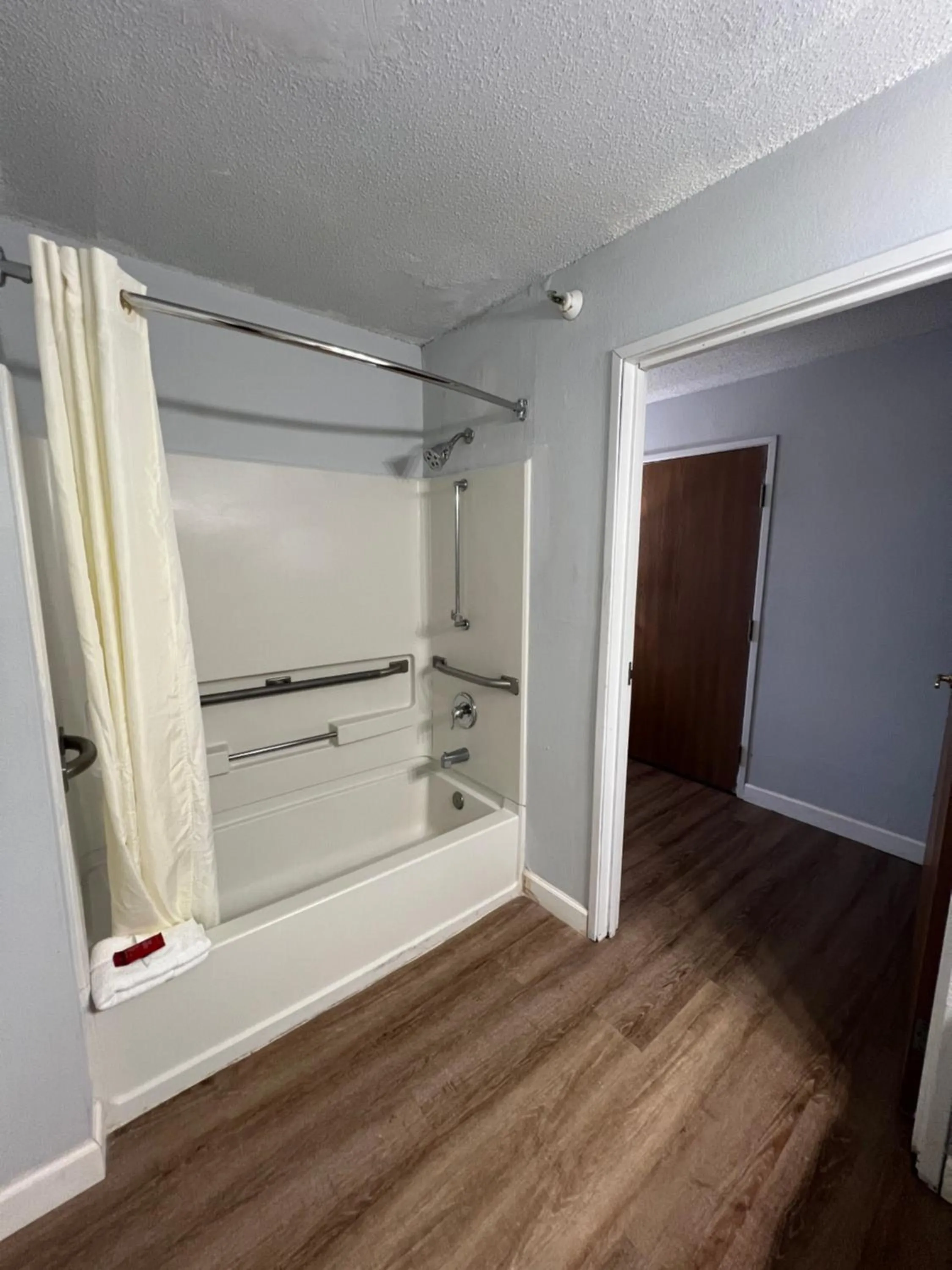 Shower, Bathroom in Economy 7 Inn