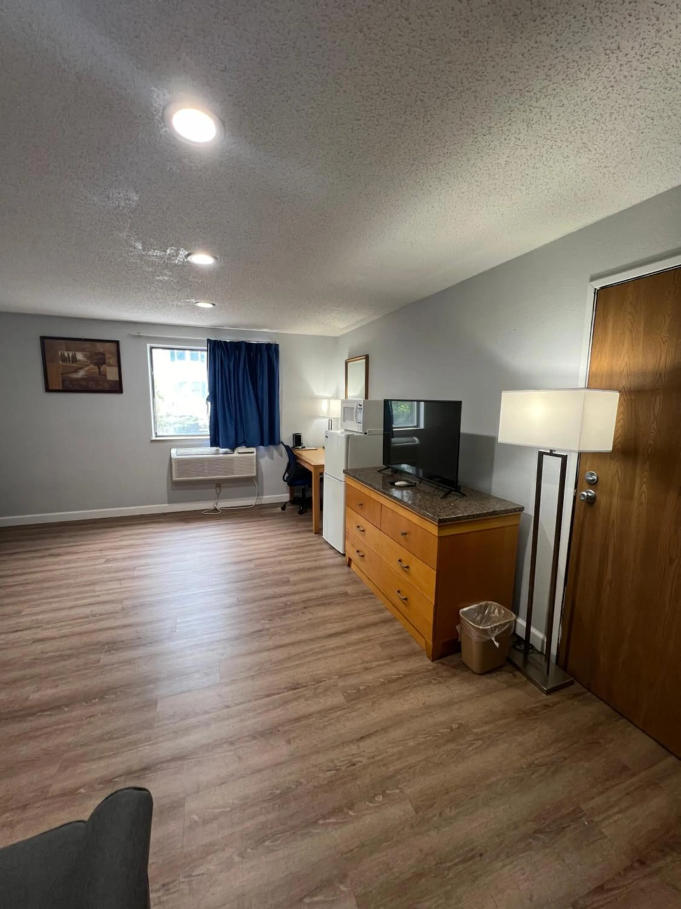 TV and multimedia, TV/Entertainment Center in Economy 7 Inn