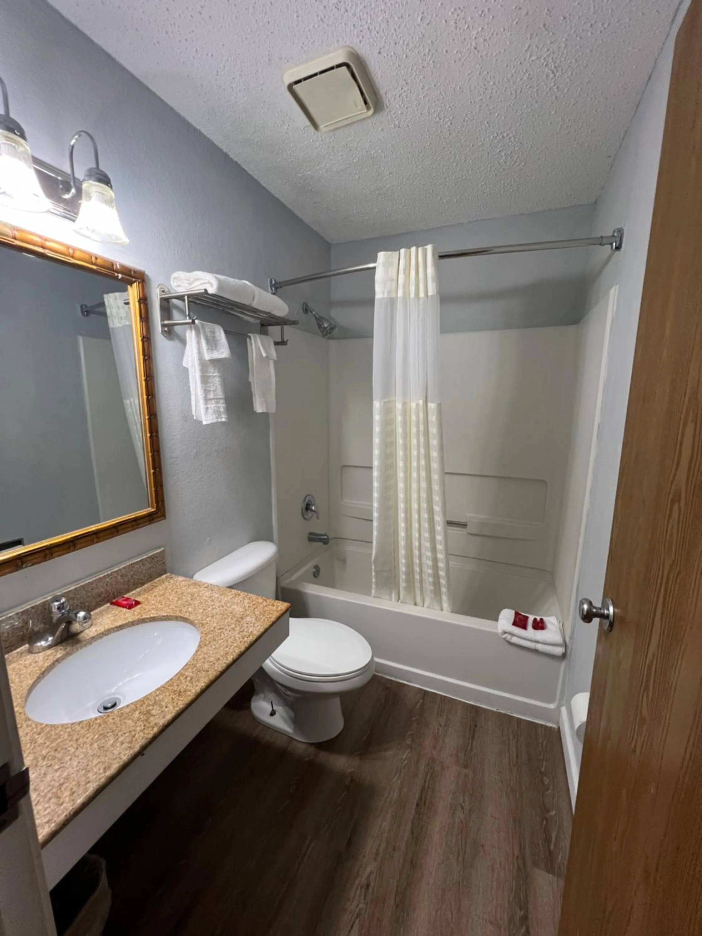 Shower, Bathroom in Economy 7 Inn