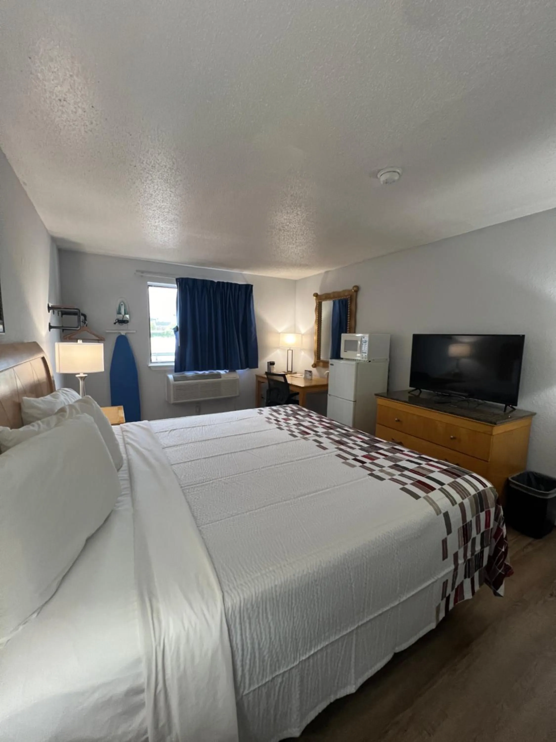 Photo of the whole room in Economy 7 Inn