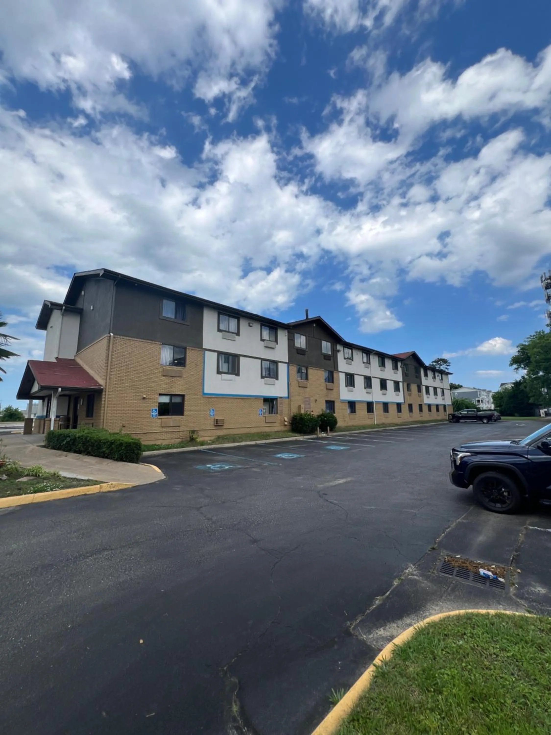 Property Building in Economy 7 Inn