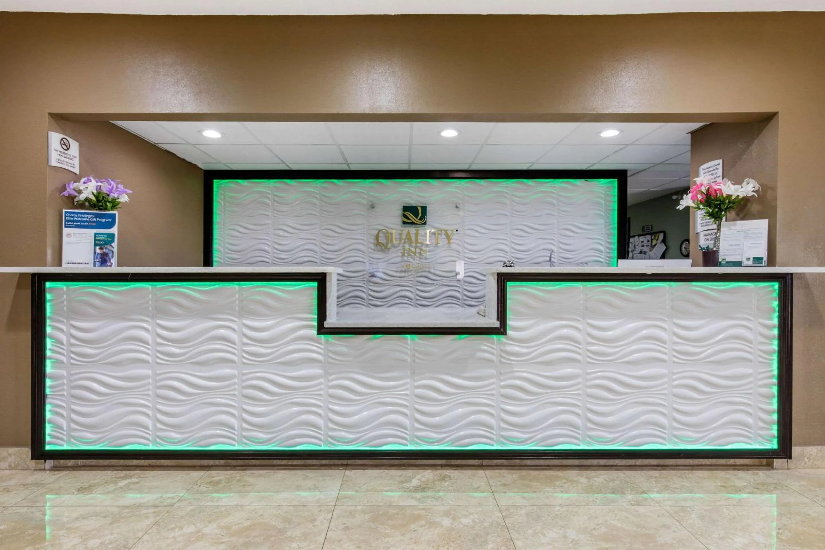 Lobby or reception in Quality Inn Cadiz