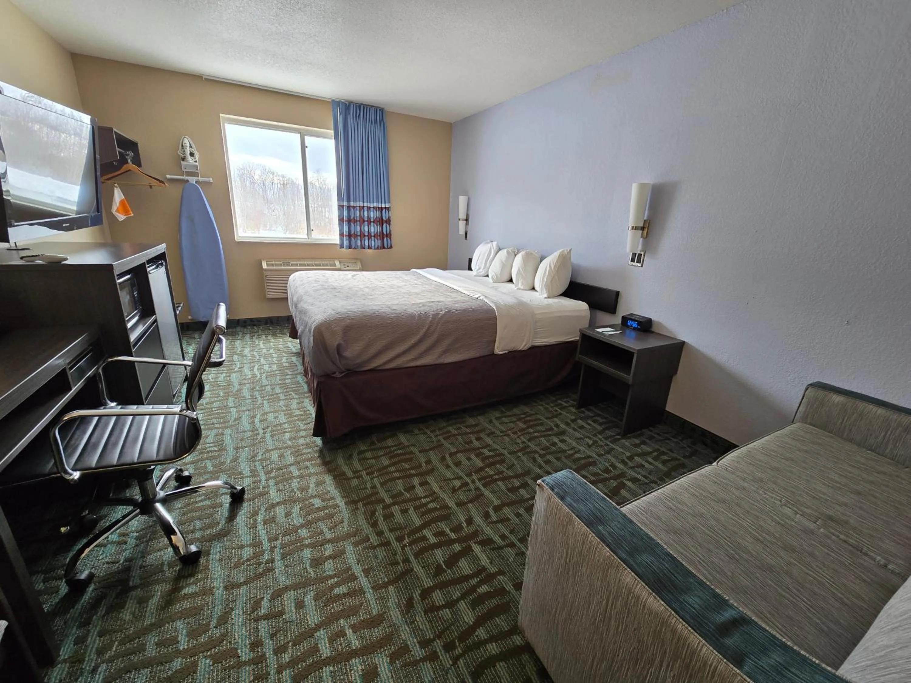 Photo of the whole room, Bed in Quality Inn Johnstown