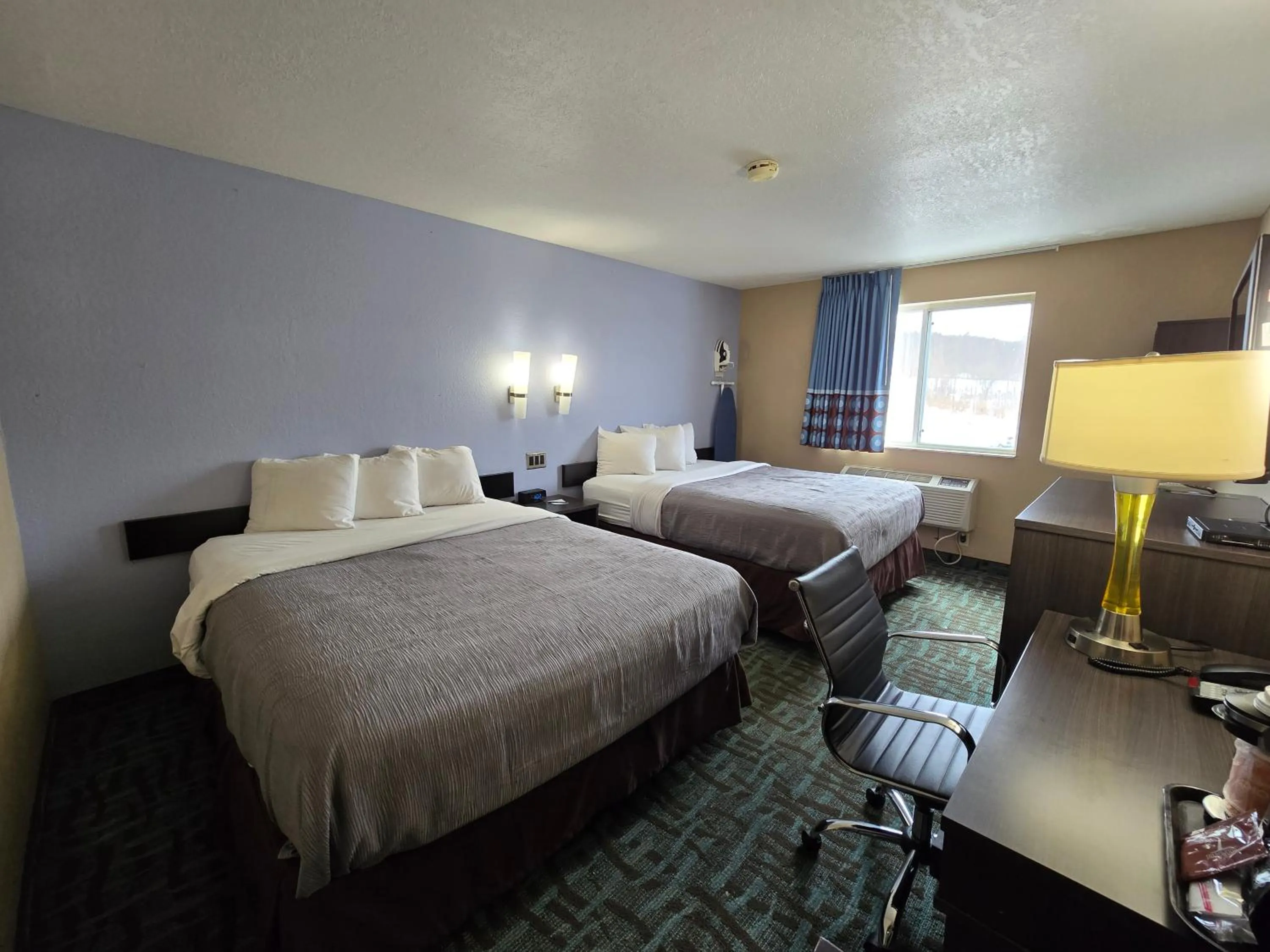 Photo of the whole room, Bed in Quality Inn Johnstown