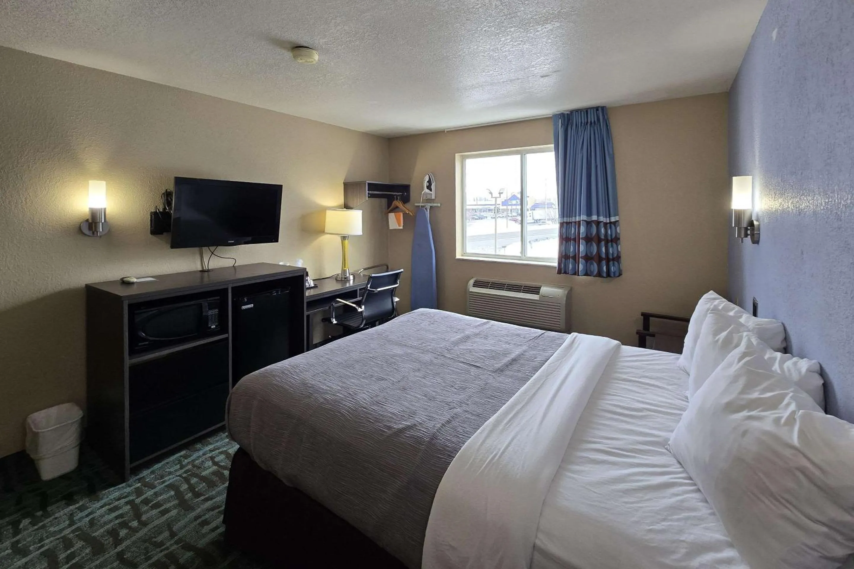 Bedroom, Bed in Super 8 by Wyndham Johnstown