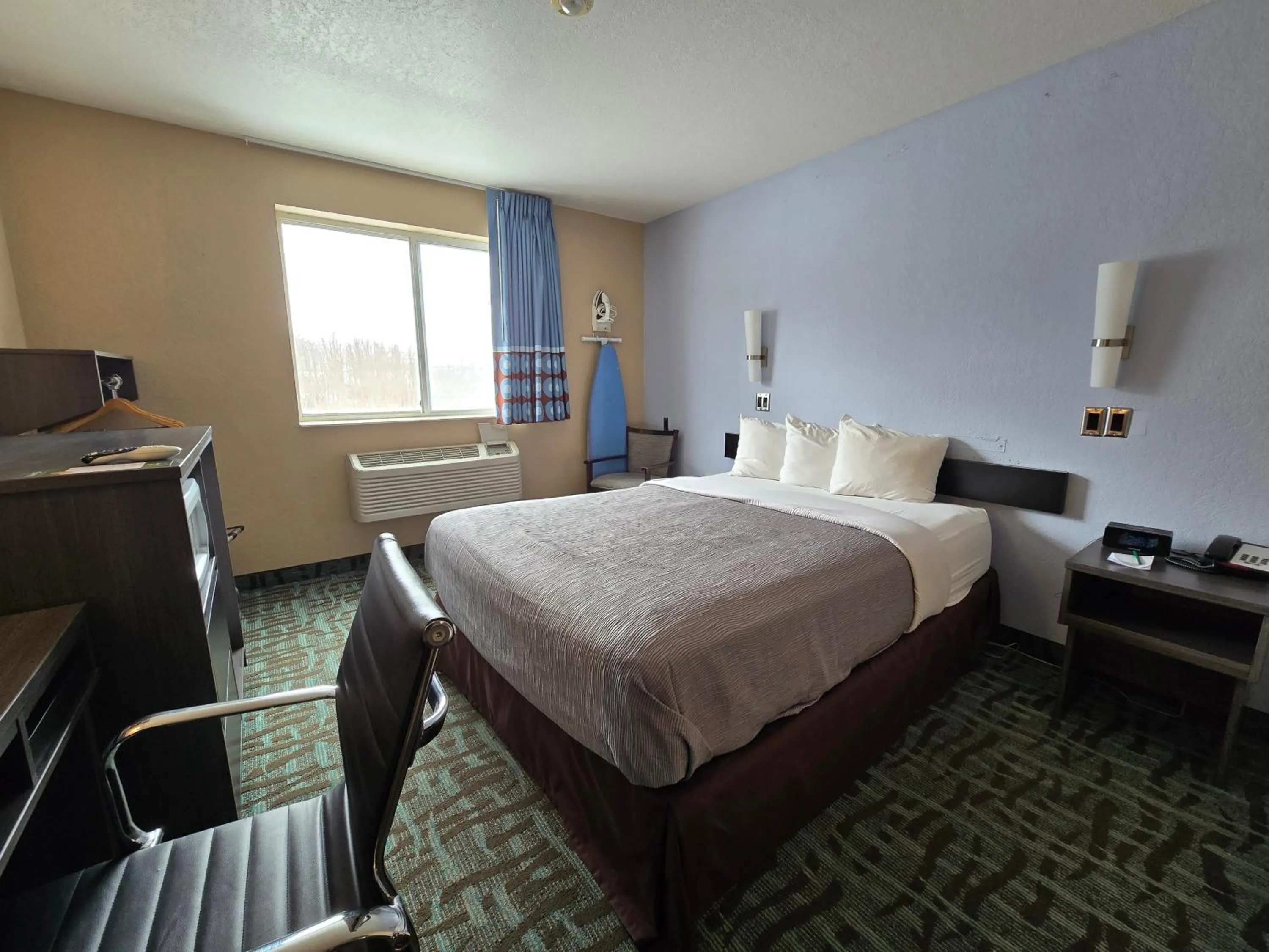 Photo of the whole room, Bed in Quality Inn Johnstown