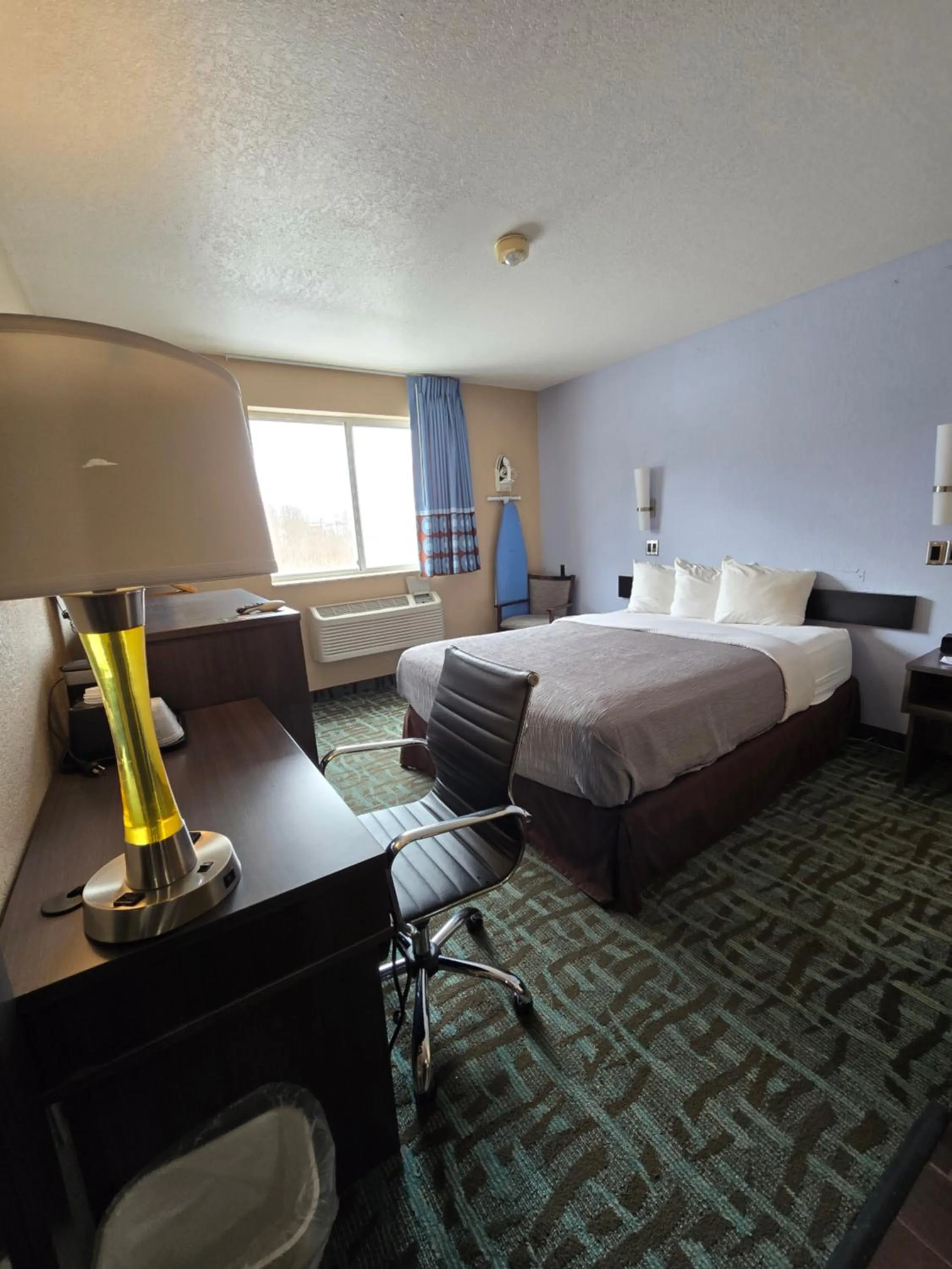 Photo of the whole room, Bed in Quality Inn Johnstown