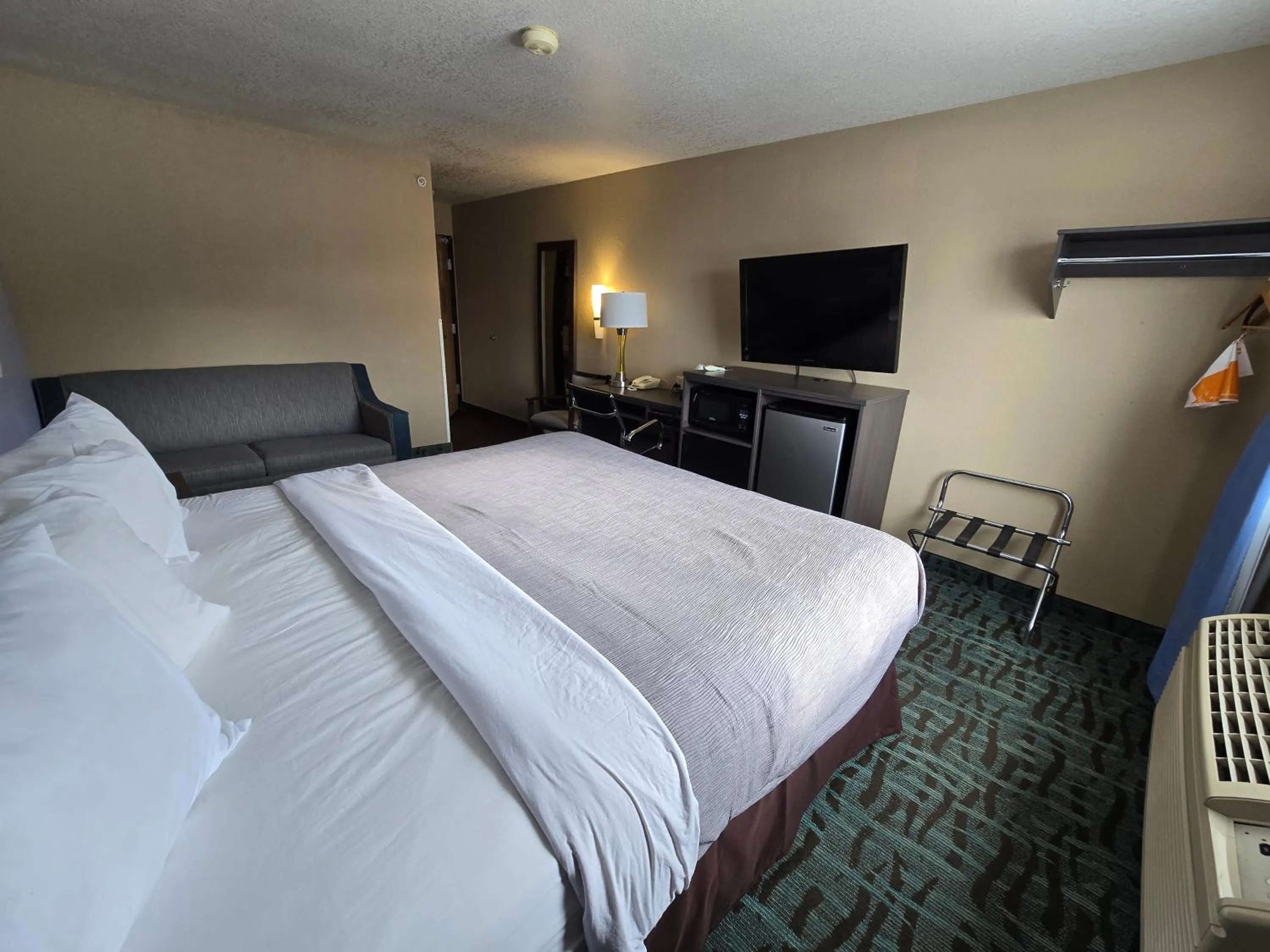 Photo of the whole room, Bed in Quality Inn Johnstown