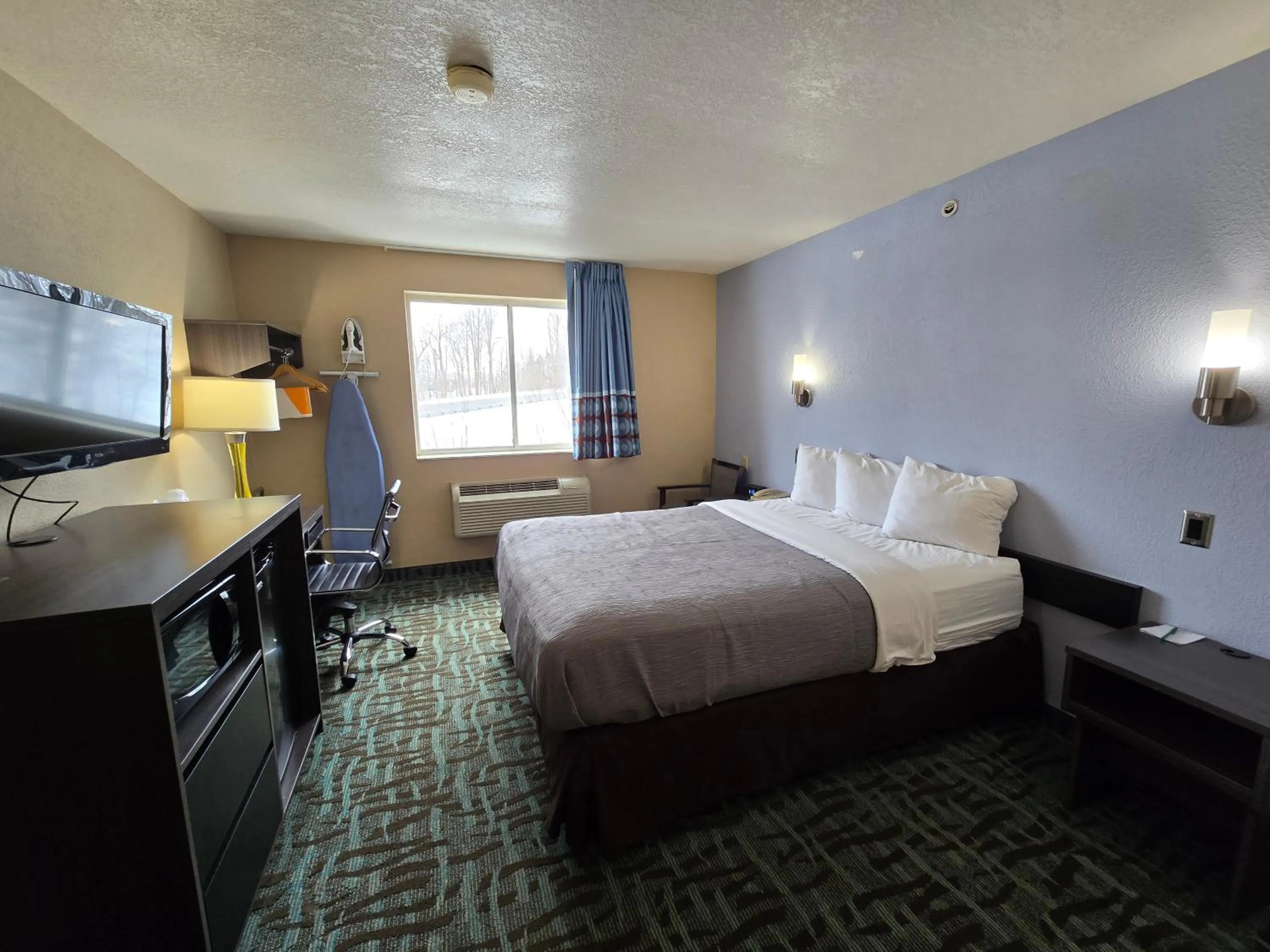 Photo of the whole room, Bed in Quality Inn Johnstown