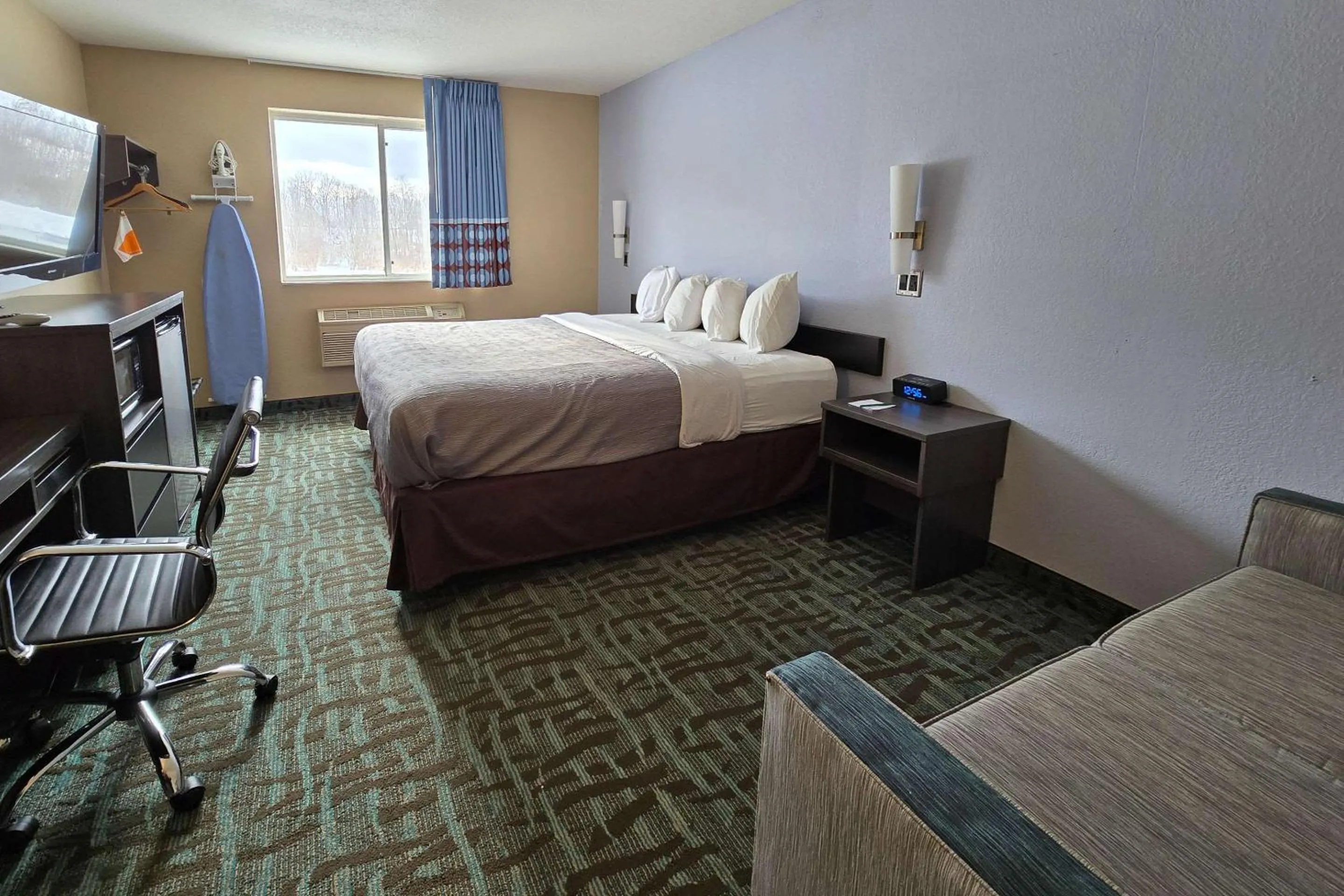 Bedroom, Bed in Super 8 by Wyndham Johnstown