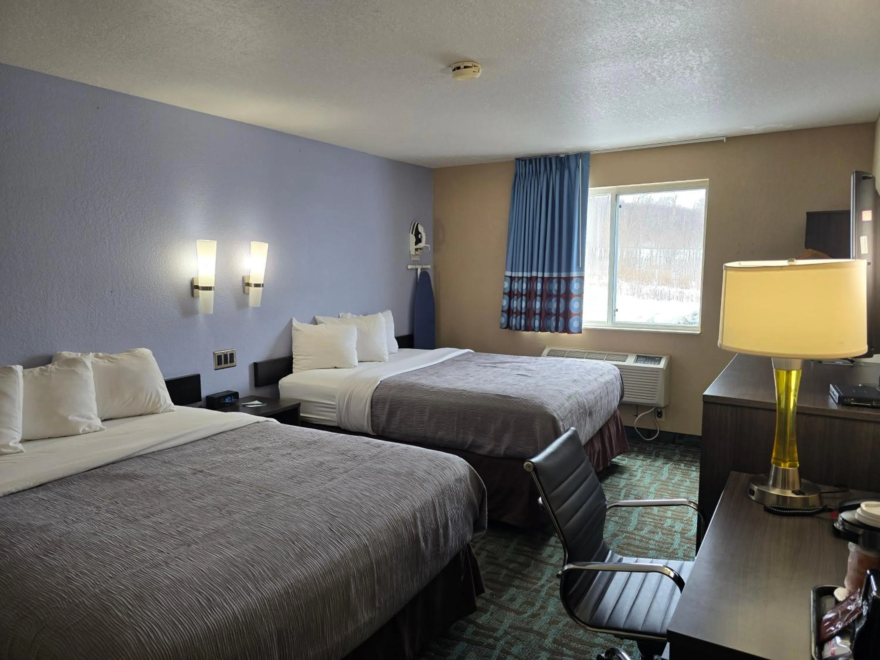 Photo of the whole room, Bed in Quality Inn Johnstown
