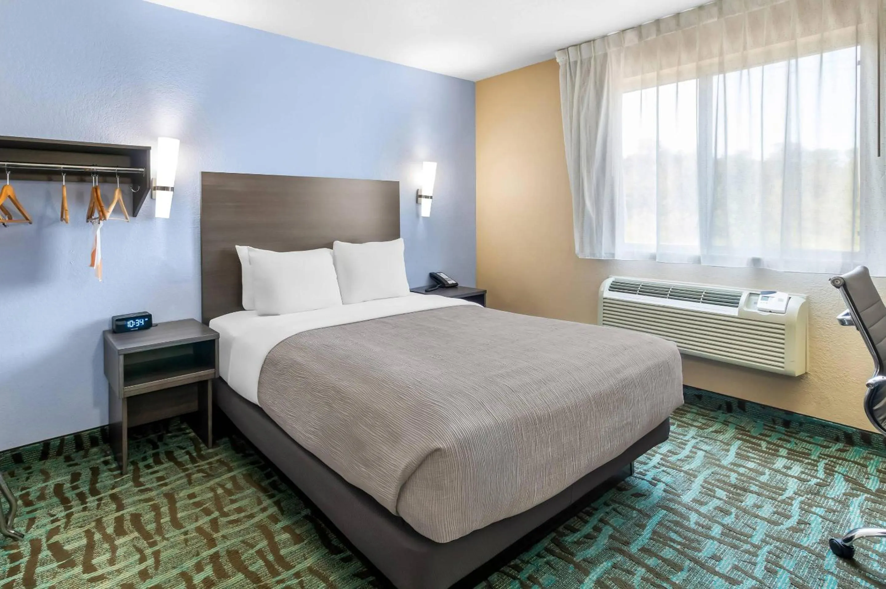 Bedroom, Bed in Quality Inn Johnstown