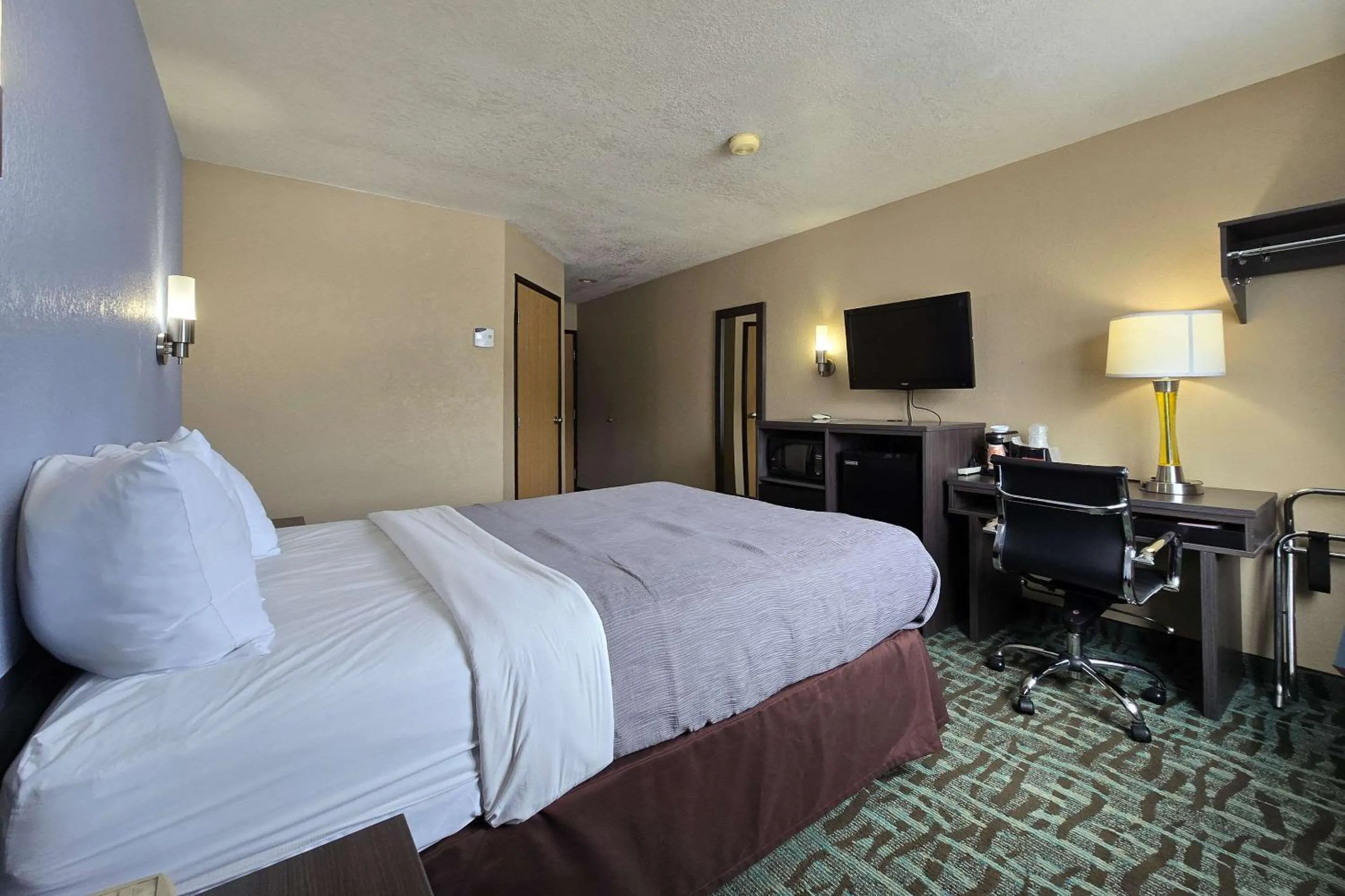 Bedroom, Bed in Super 8 by Wyndham Johnstown