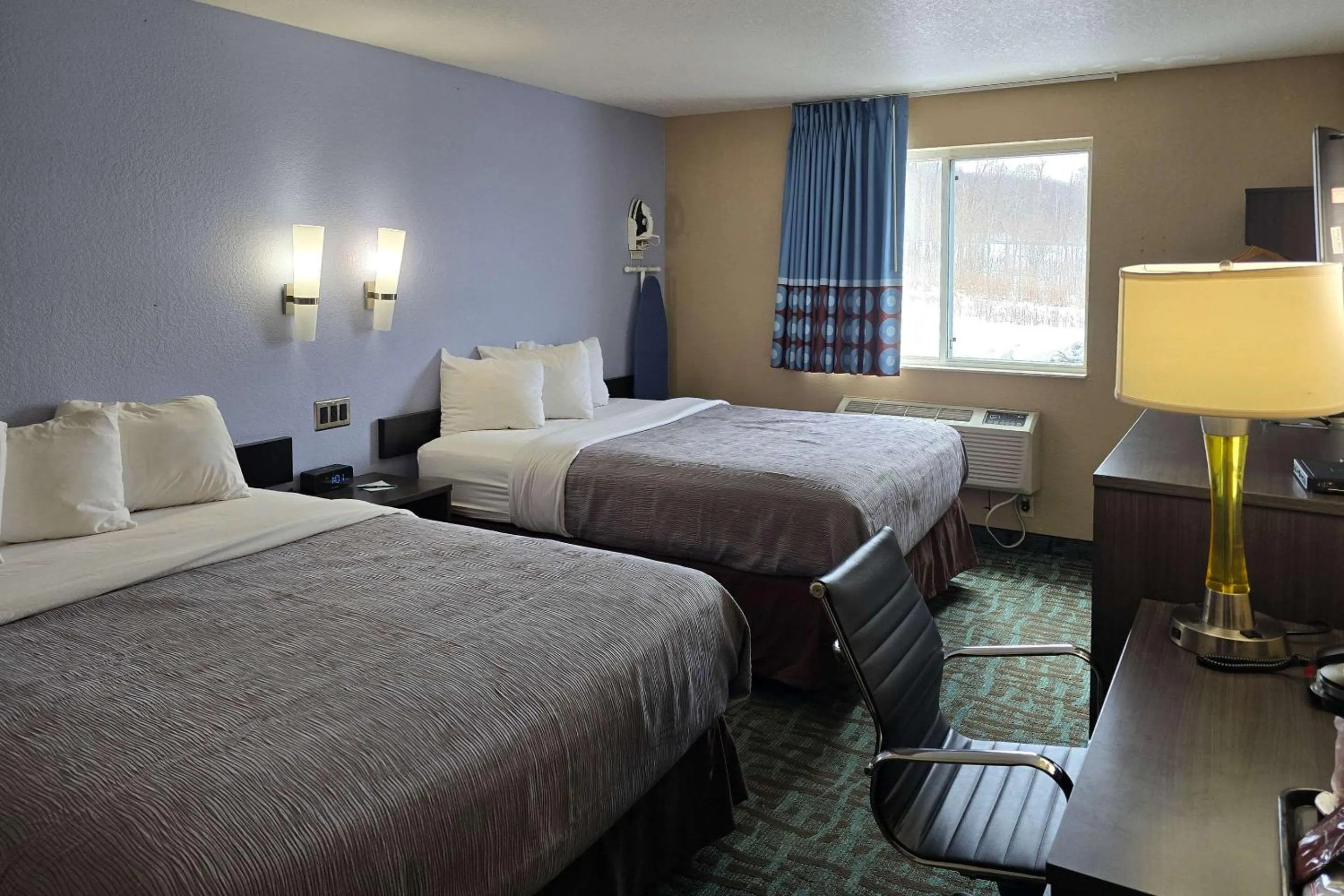 Bedroom, Bed in Super 8 by Wyndham Johnstown