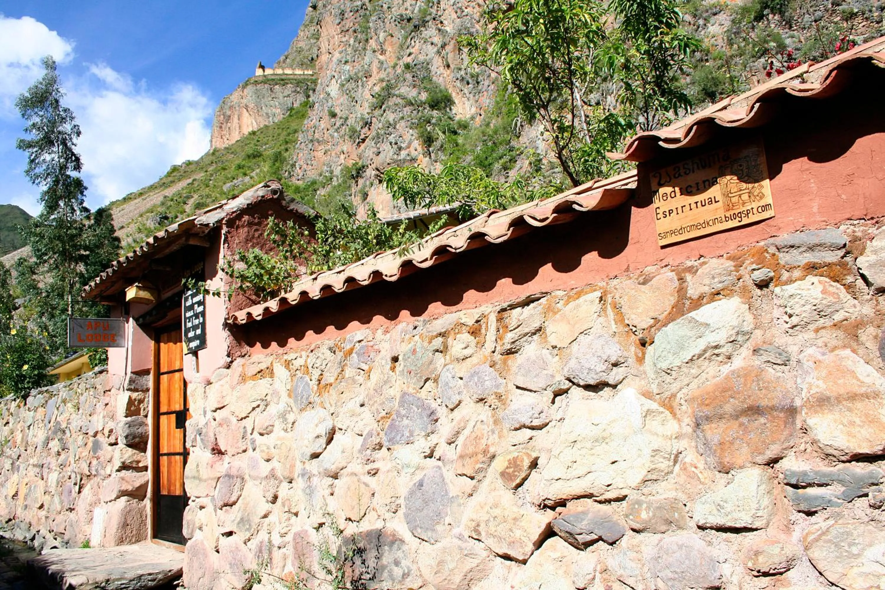 Facade/entrance in Apu Lodge