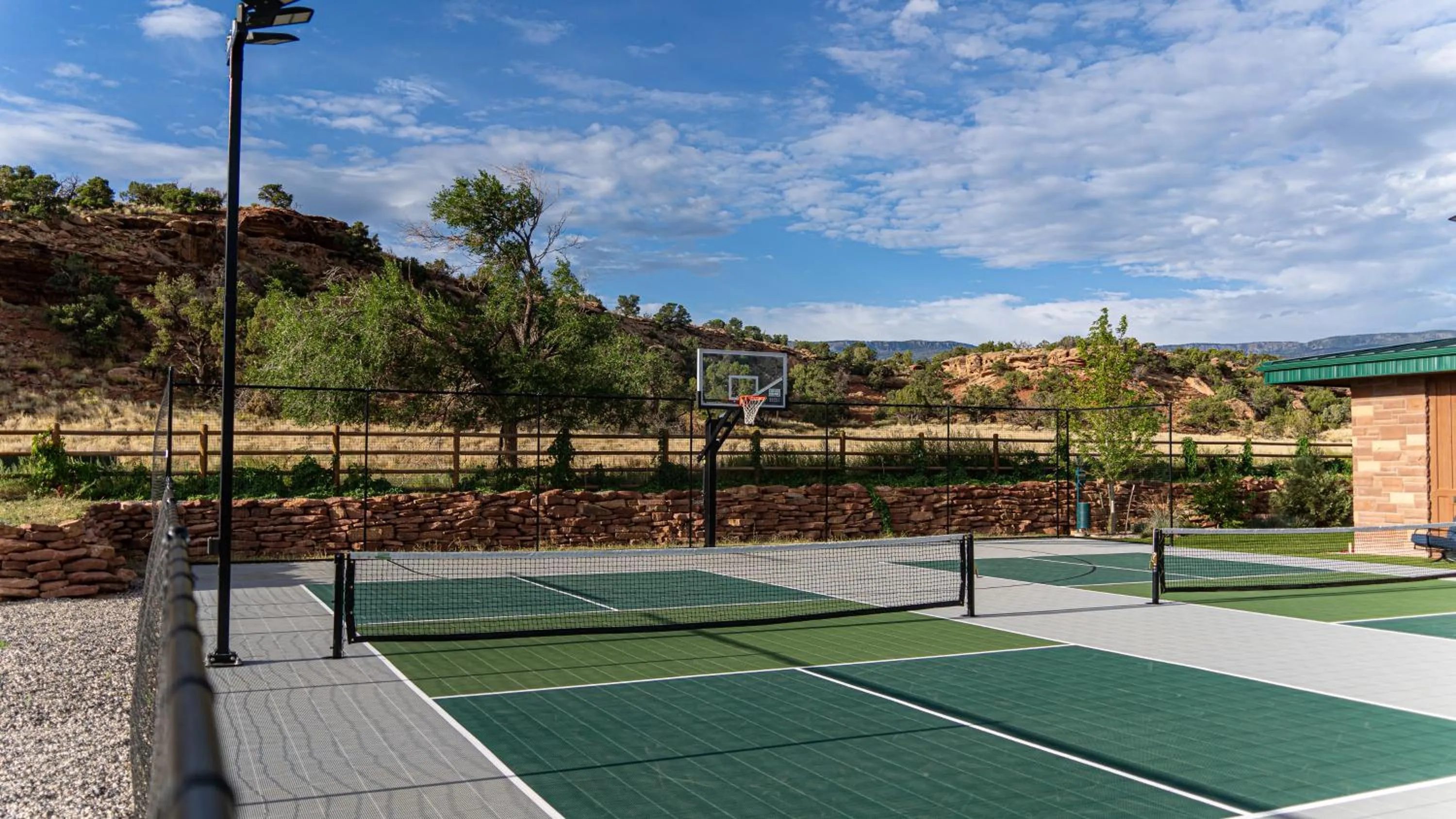 Tennis court in Cougar Ridge Resort