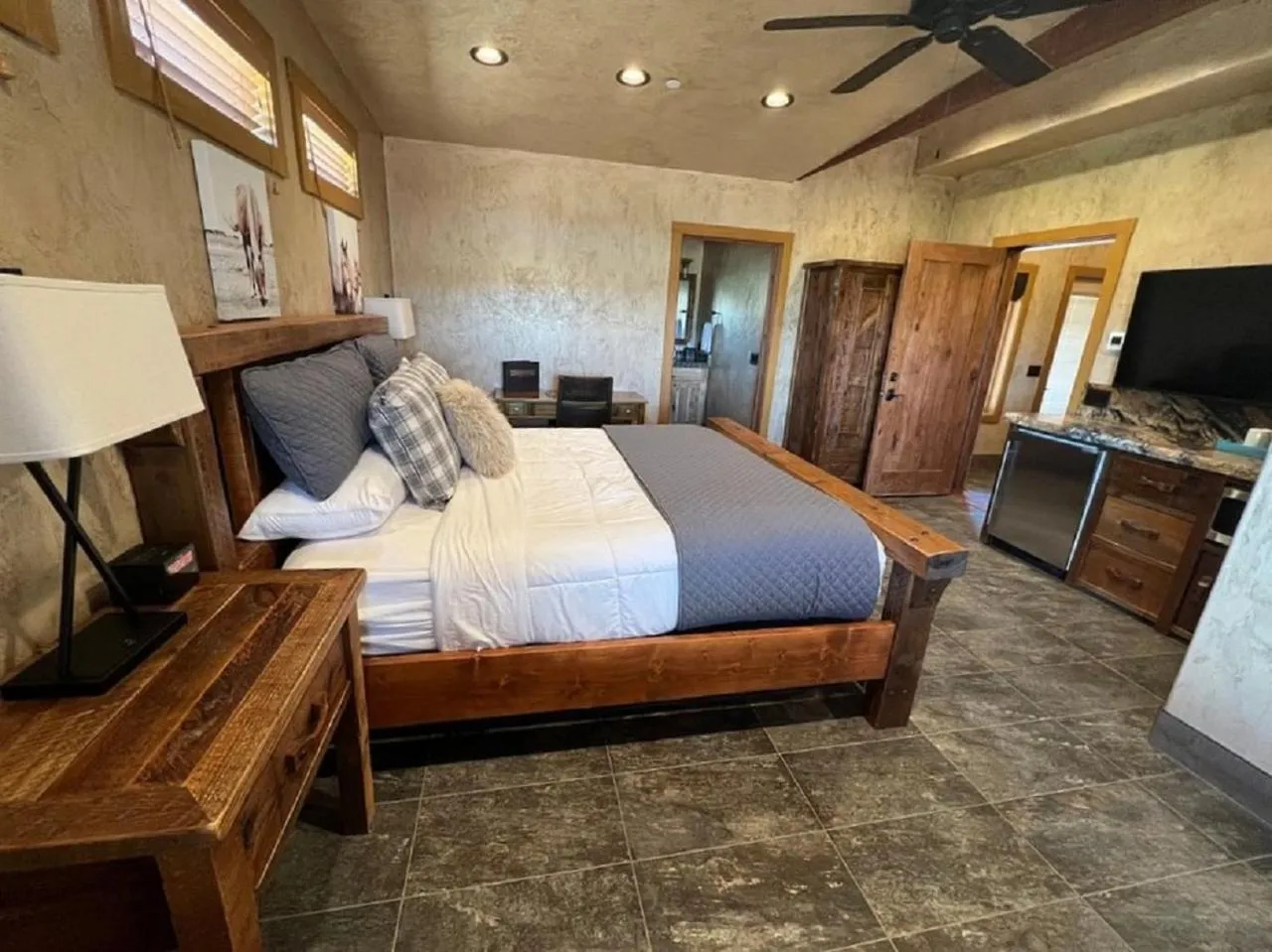 Bedroom, Bed in Cougar Ridge Resort
