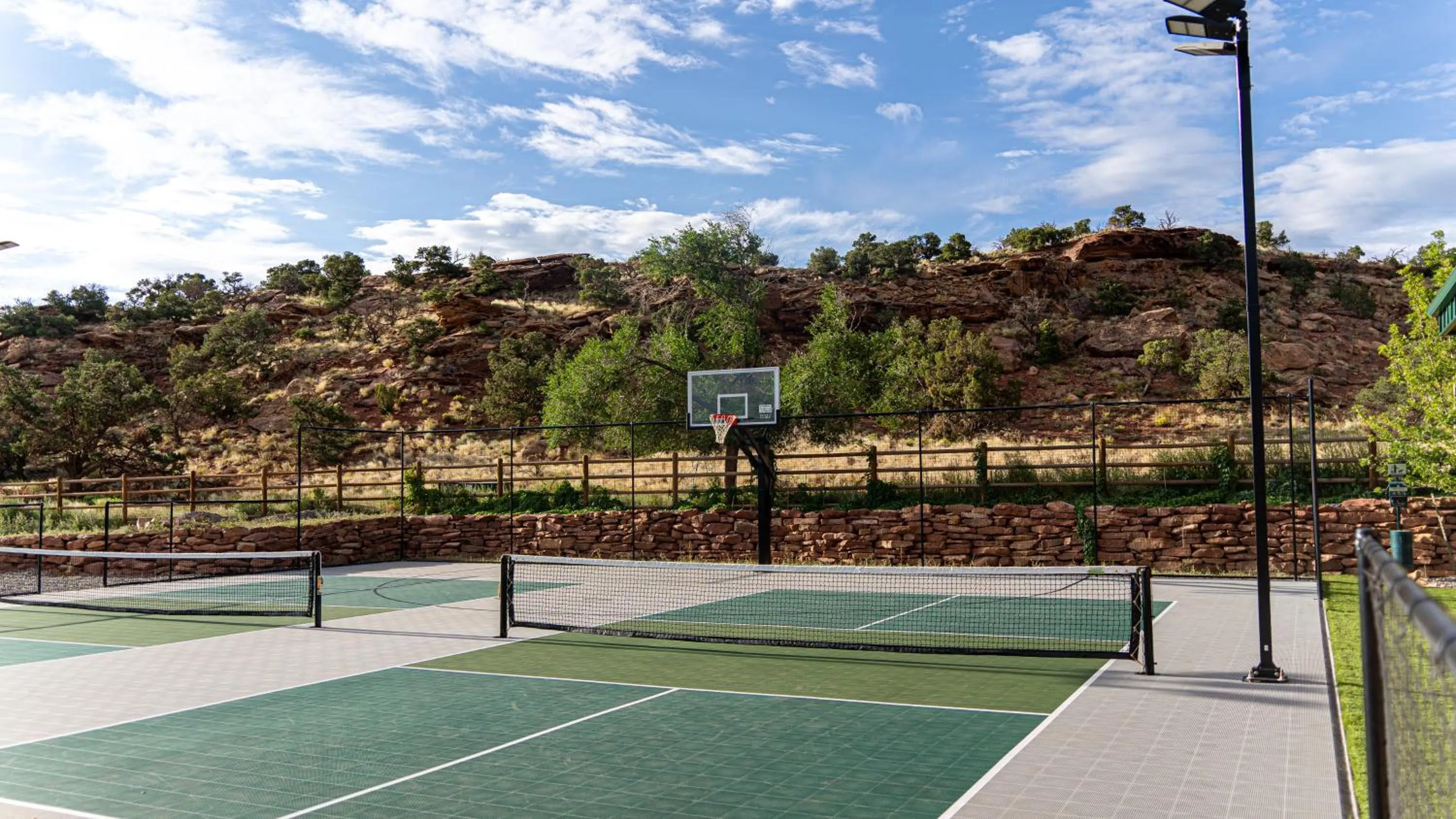 Tennis court in Cougar Ridge Resort