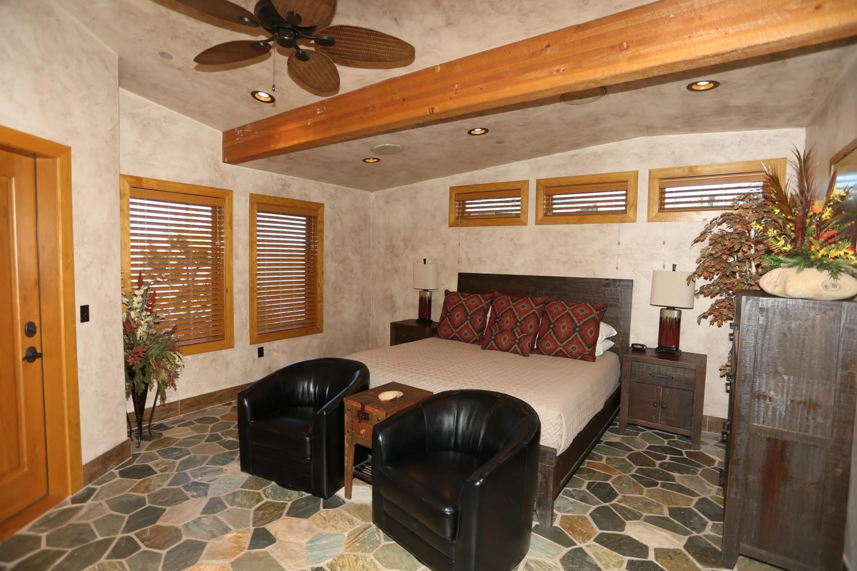 Seating area in Cougar Ridge Resort