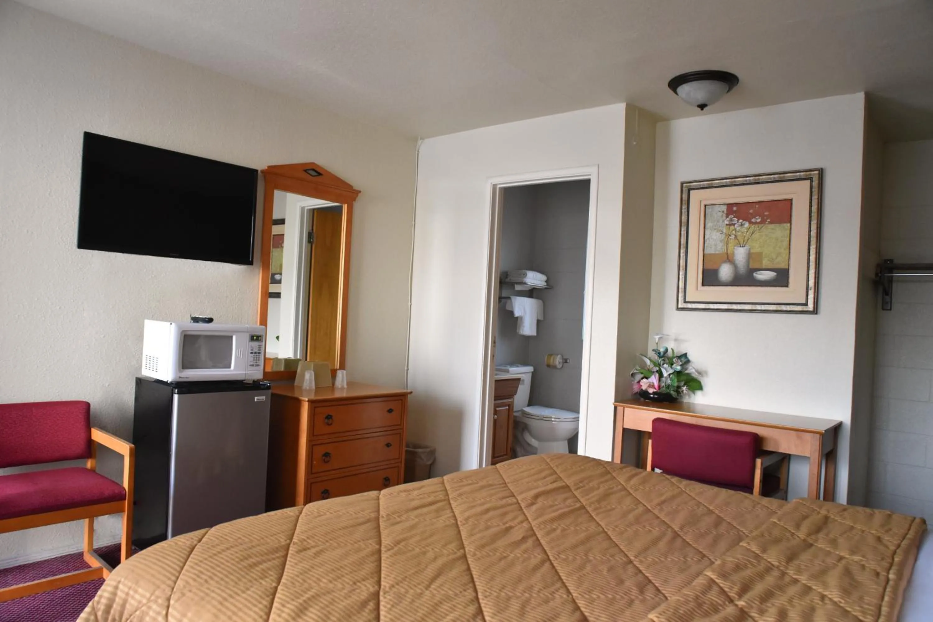 Photo of the whole room, TV/Entertainment Center in Travel Inn Redding