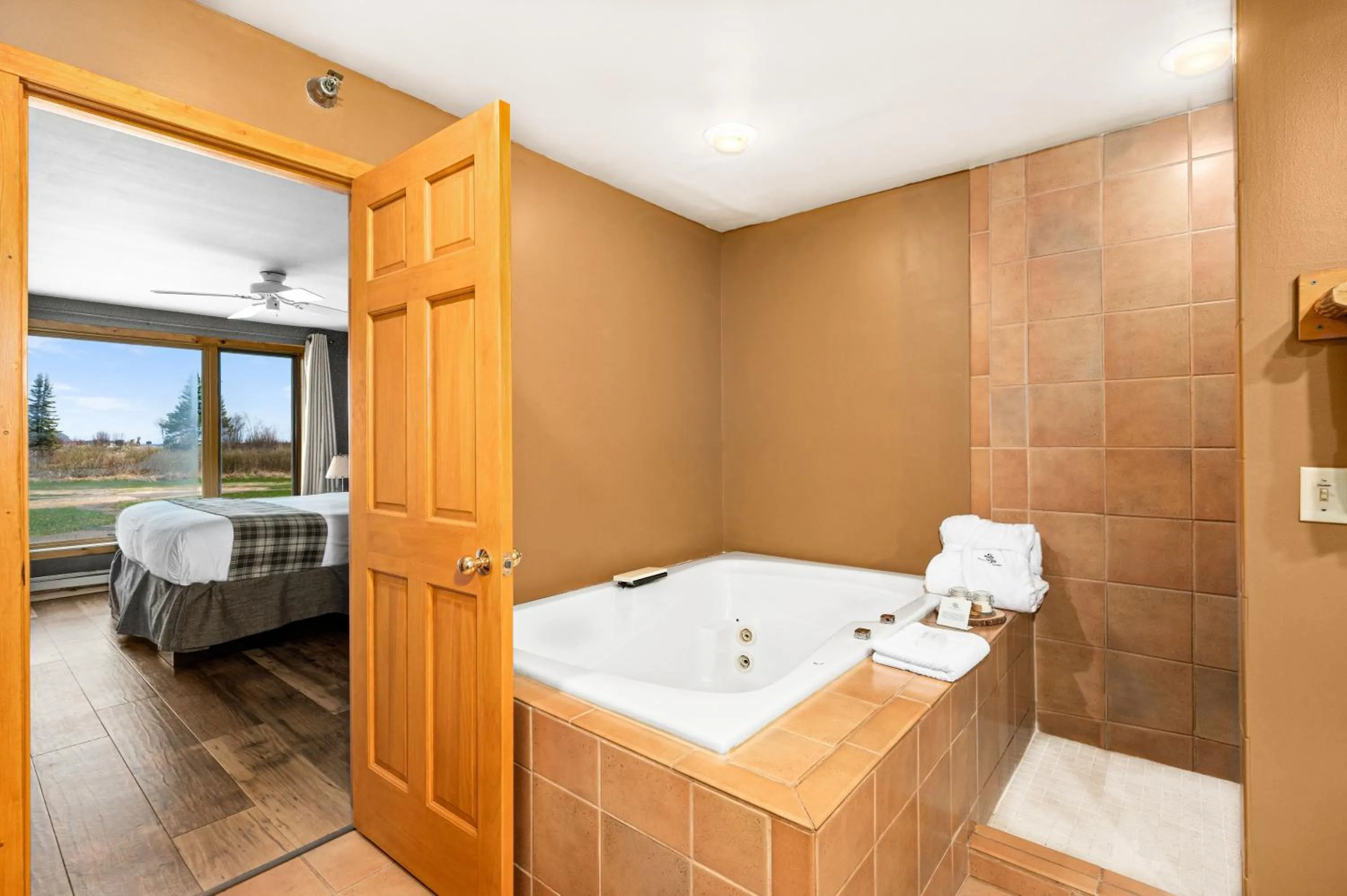 Bathroom, Bed in Superior Shores Resort