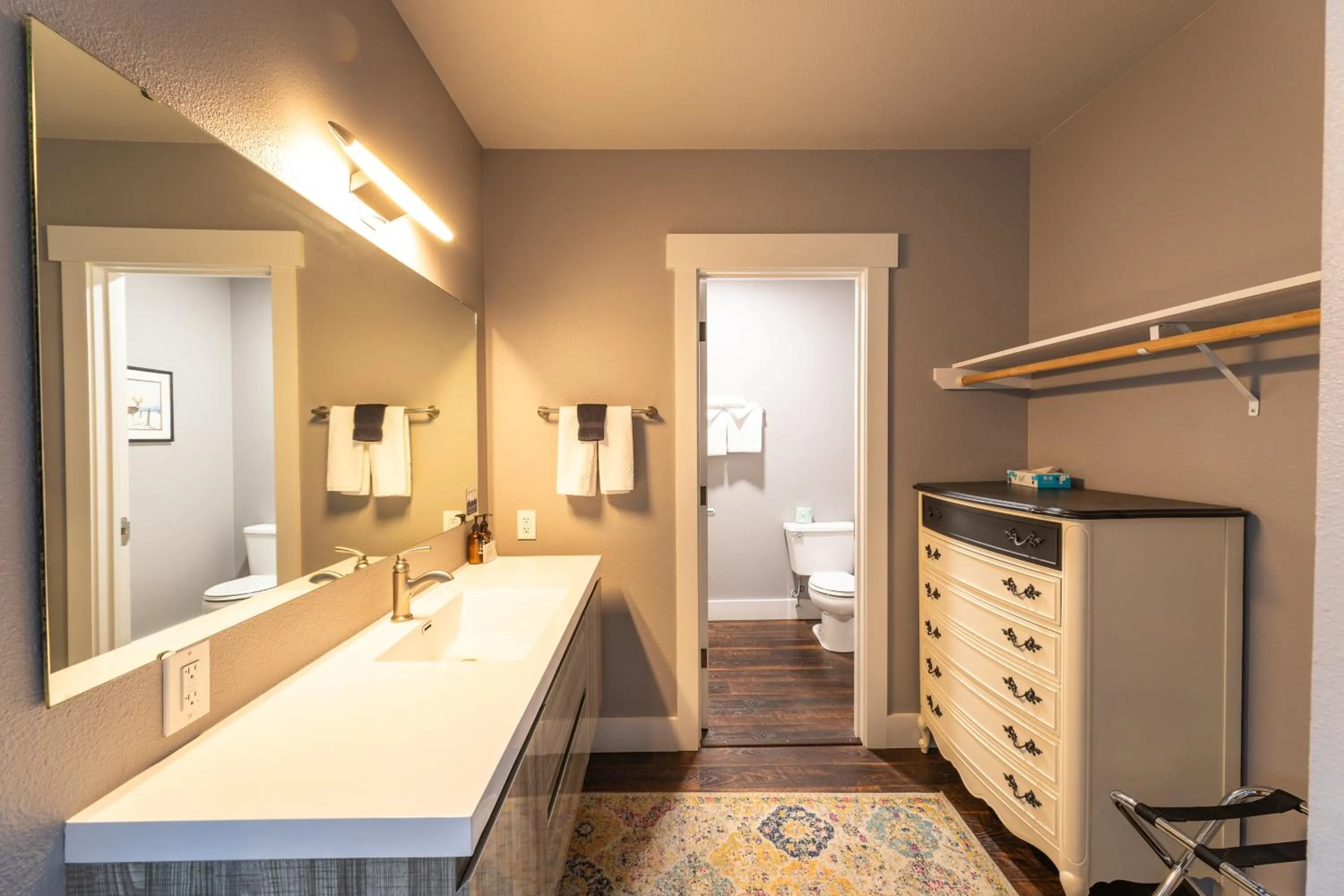 Bathroom, Bed in Blue Elk Inn