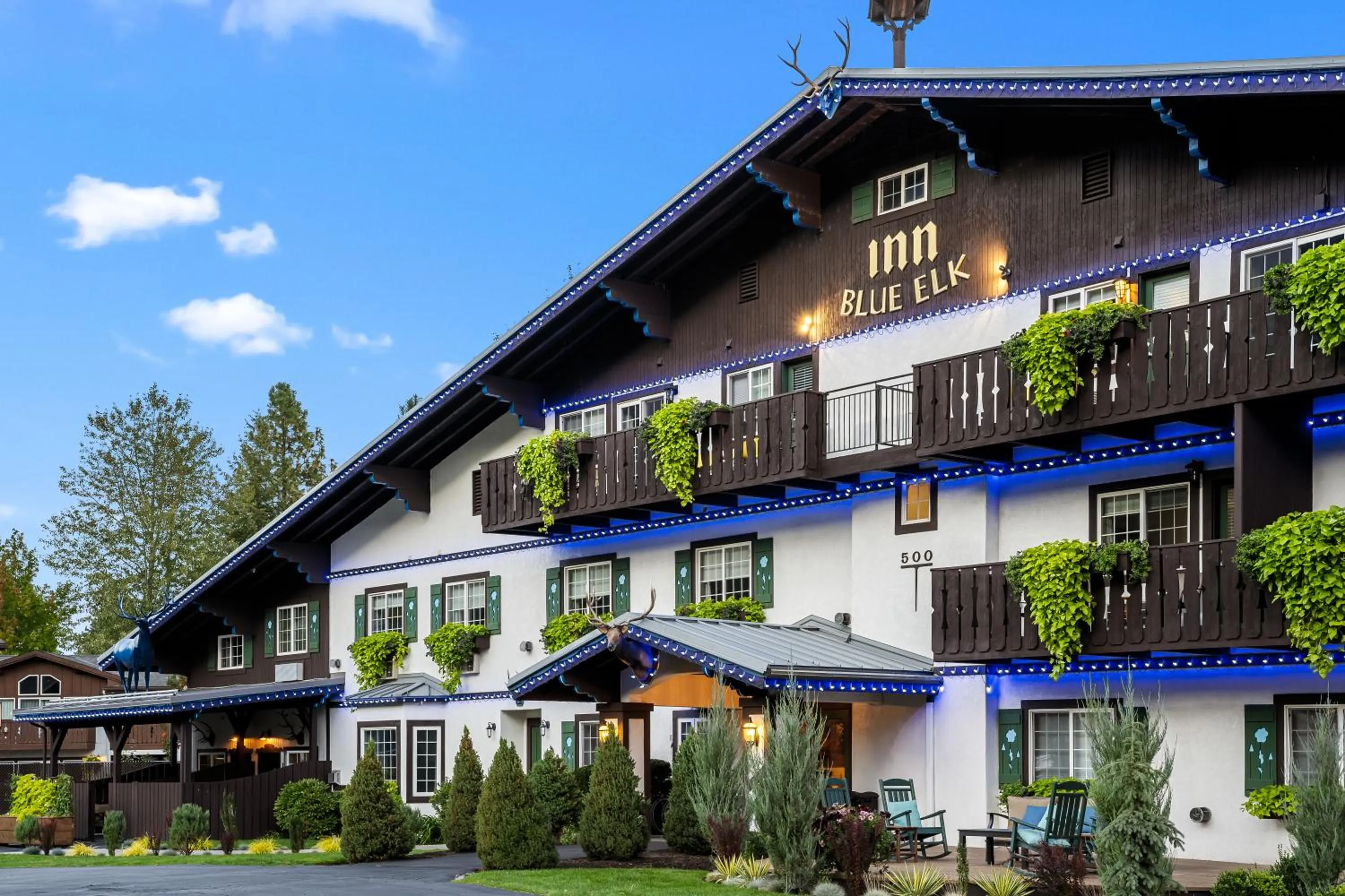 Property building in Blue Elk Inn