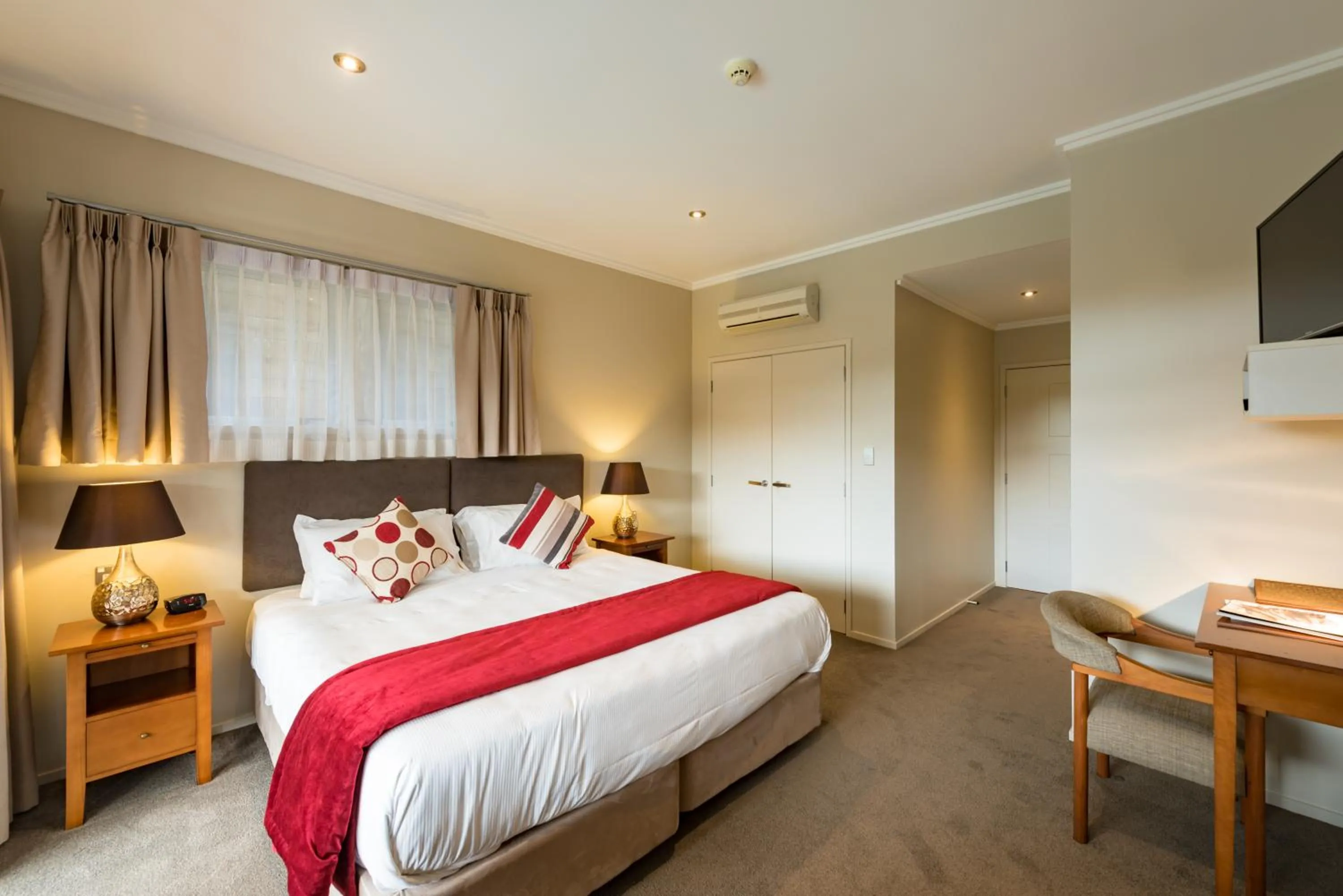 Photo of the whole room, Bed in Decks of Paihia