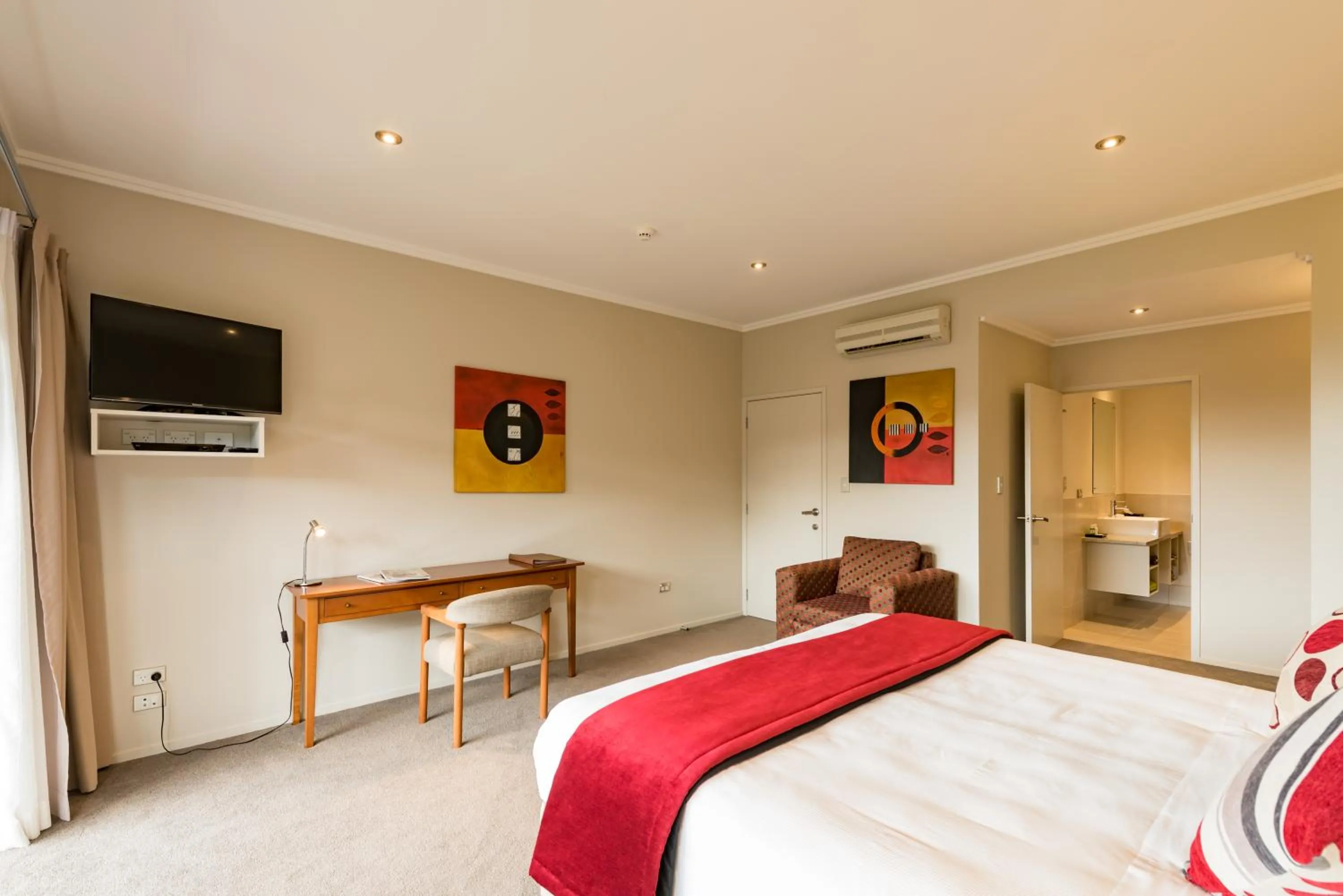 Photo of the whole room, Bed in Decks of Paihia