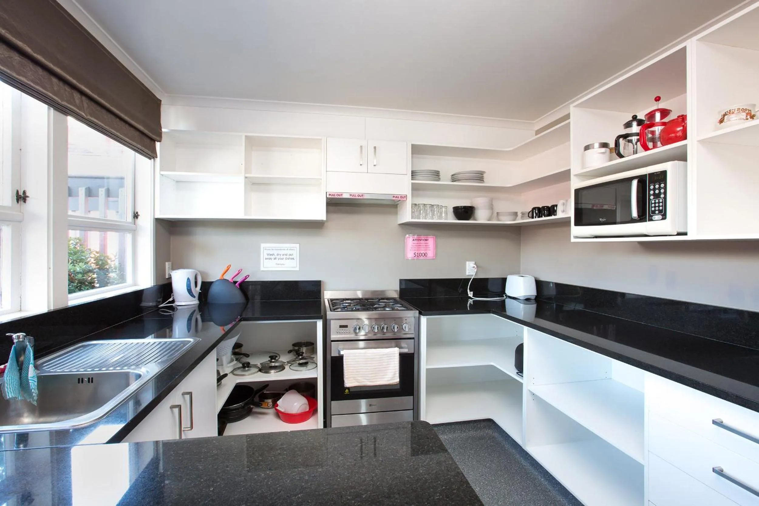 Kitchen or kitchenette in LKNZ Lodge & Cafe