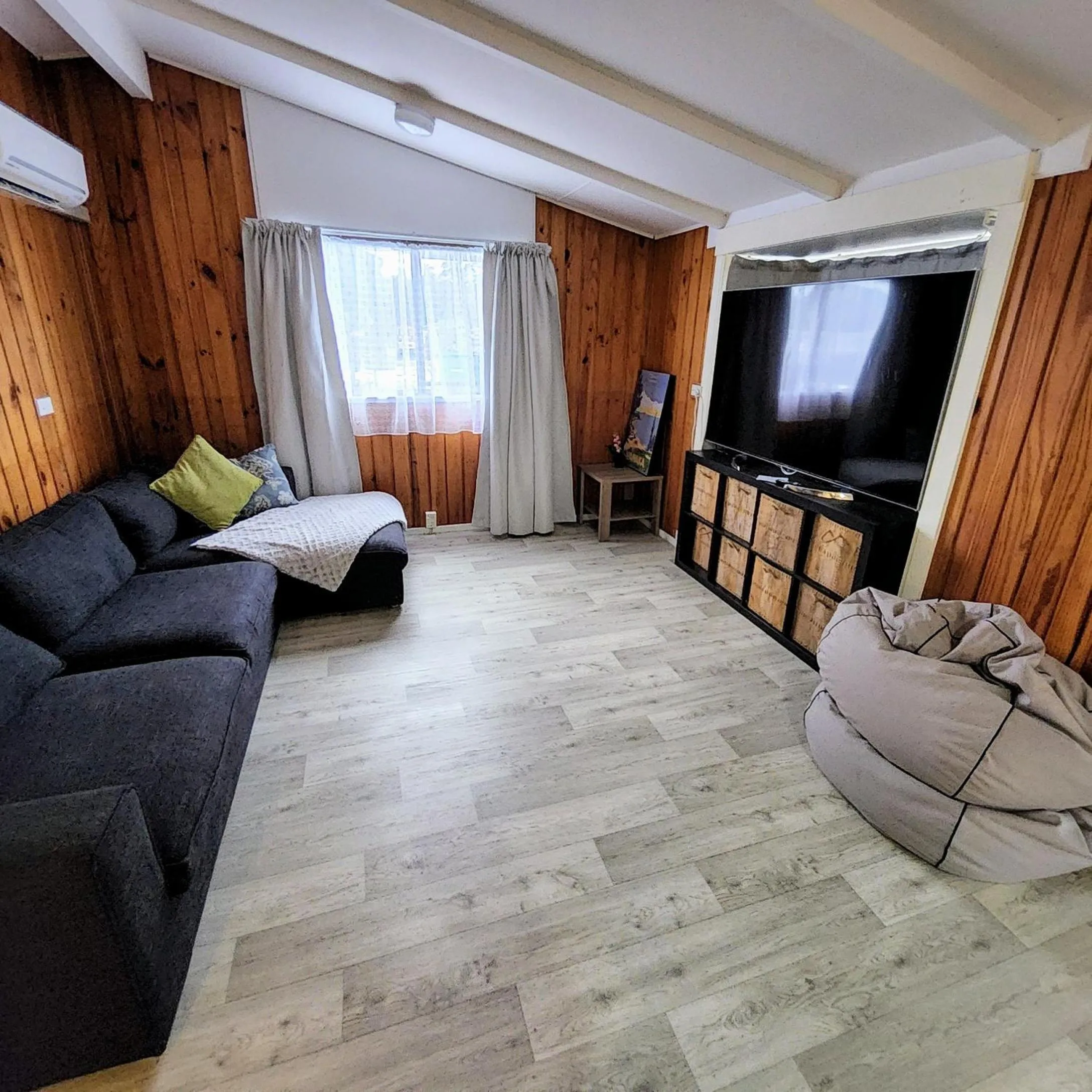 Communal lounge/ TV room in LKNZ Lodge & Cafe