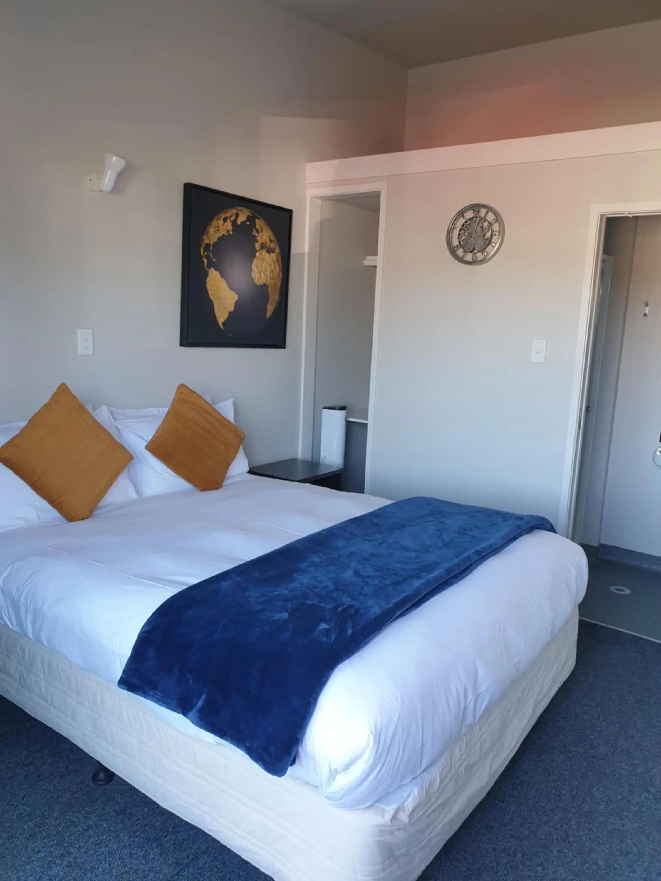 Double Room with Private Bathroom in LKNZ Lodge & Cafe Double Room with Private Bathroom in LKNZ Lodge & Cafe