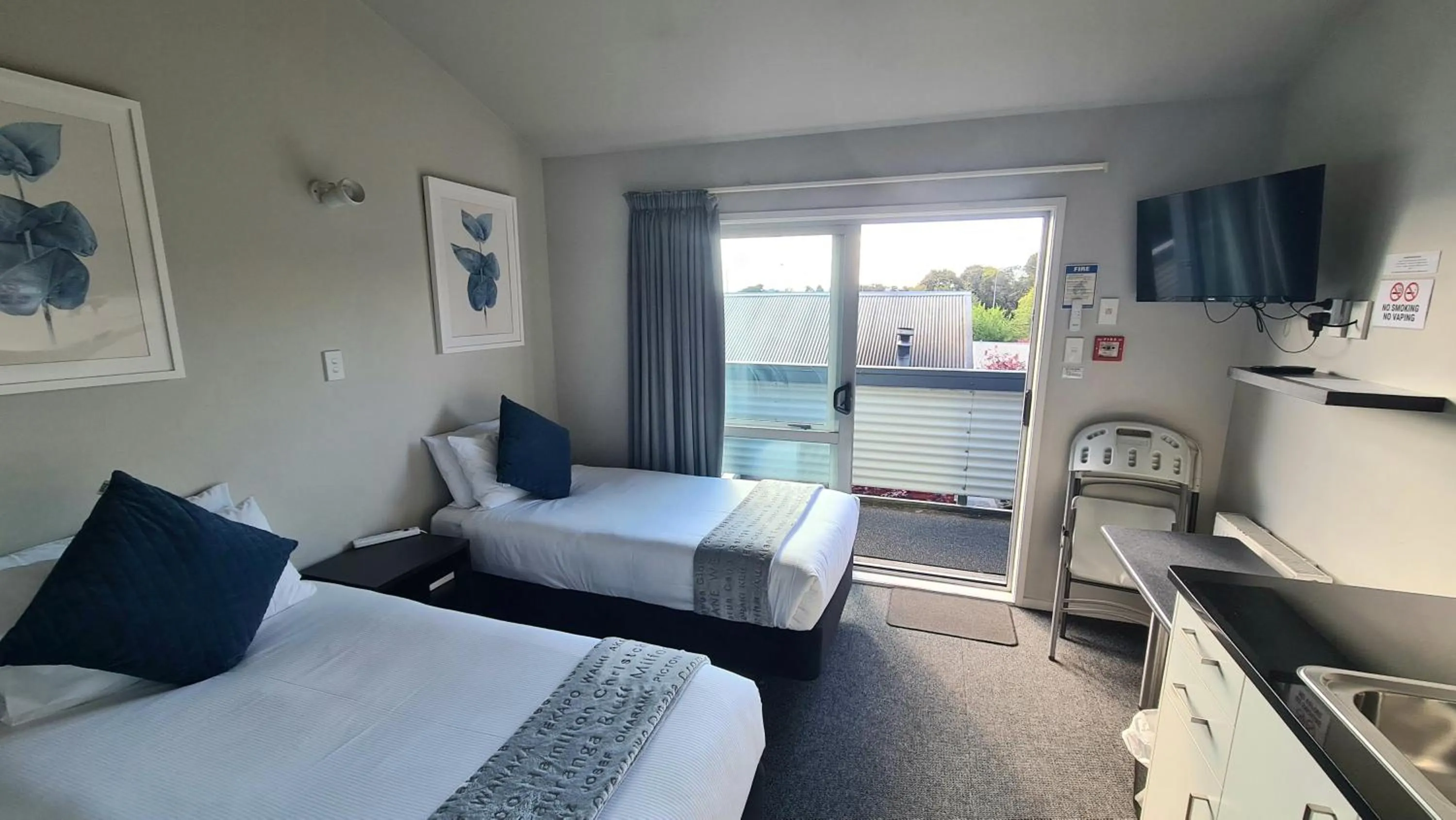 Photo of the whole room, Bed in LKNZ Lodge & Cafe