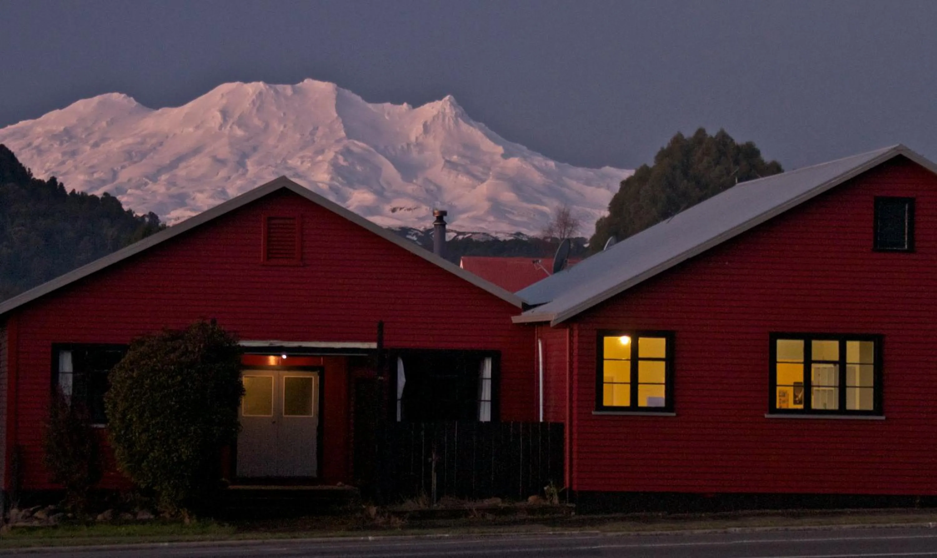 Property building in LKNZ Lodge & Cafe