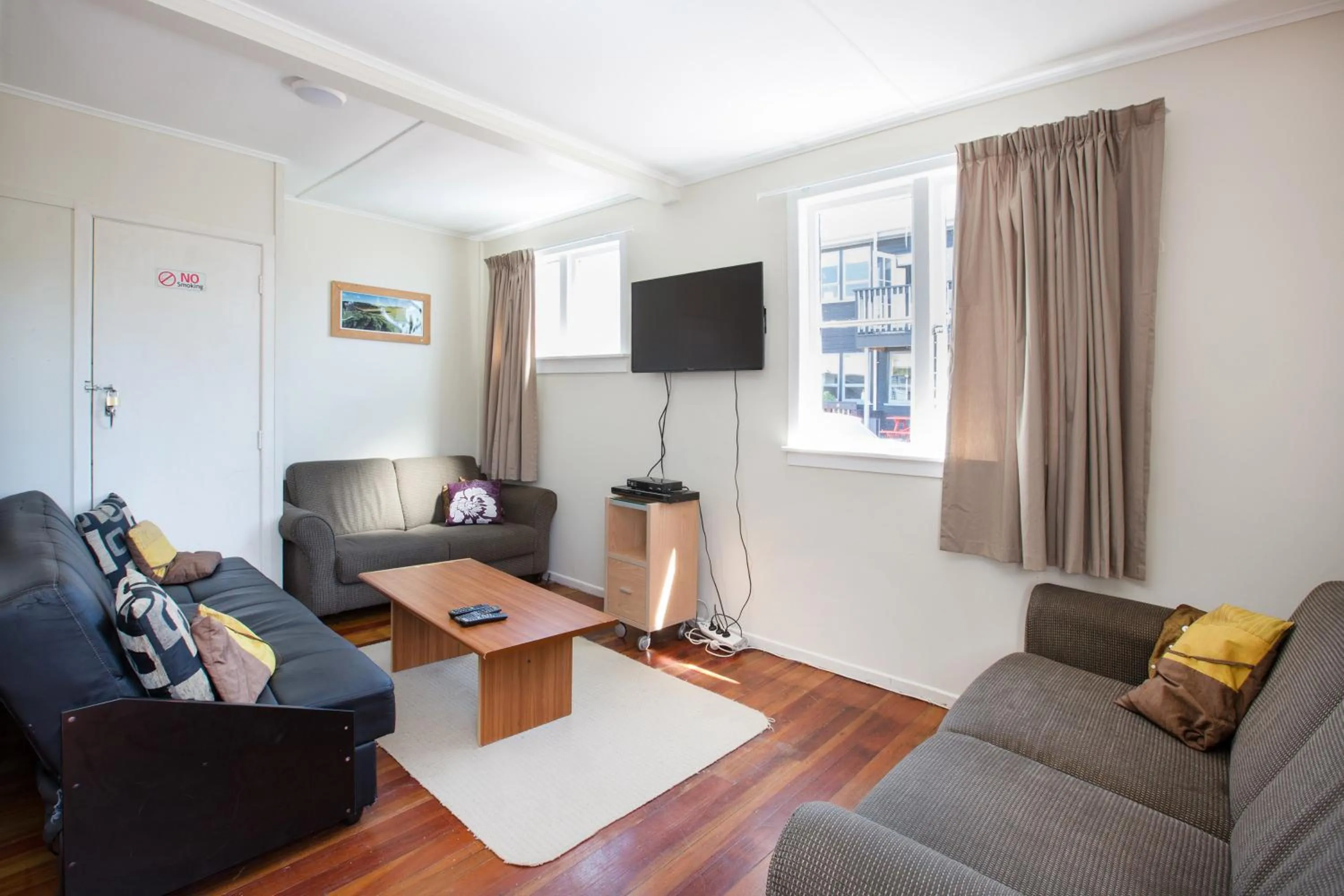 Communal lounge/ TV room in LKNZ Lodge & Cafe