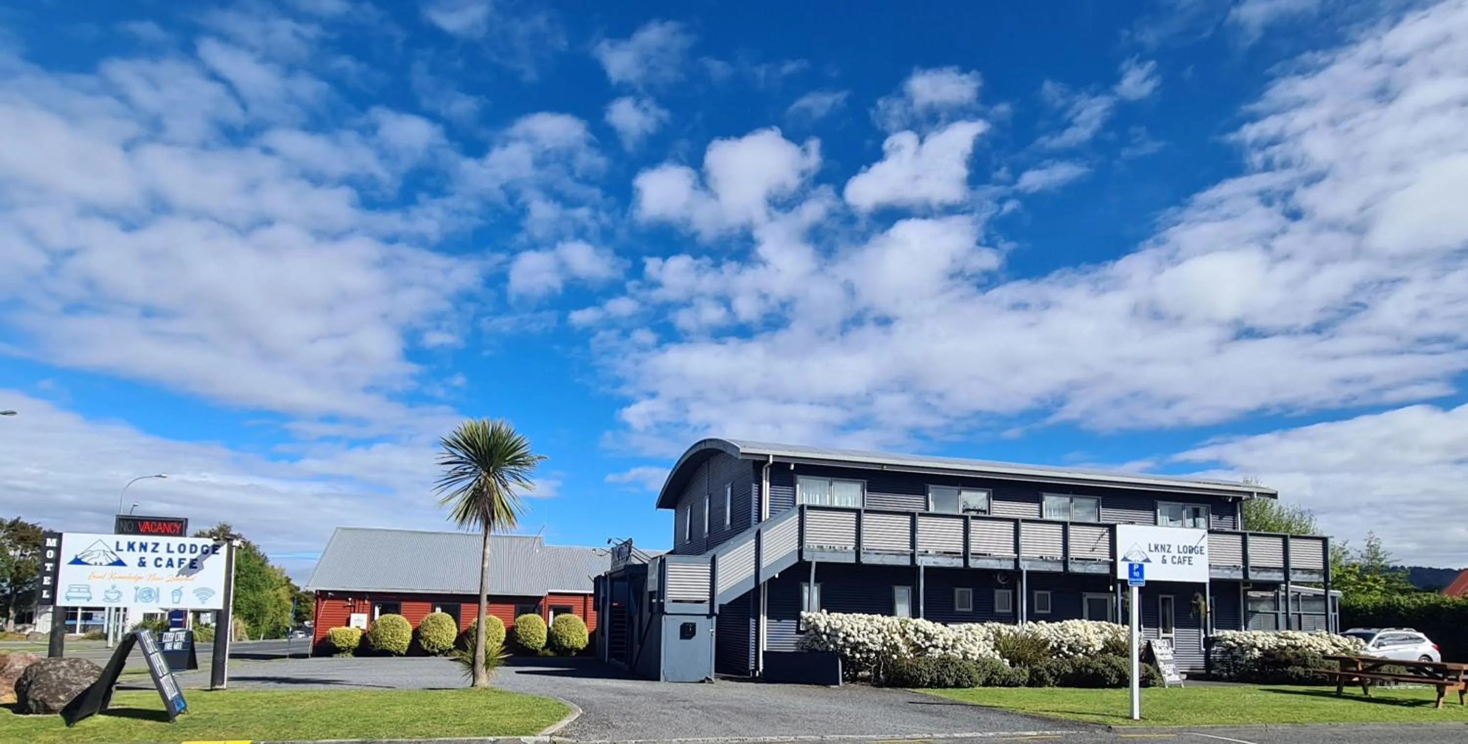 Property building in LKNZ Lodge & Cafe