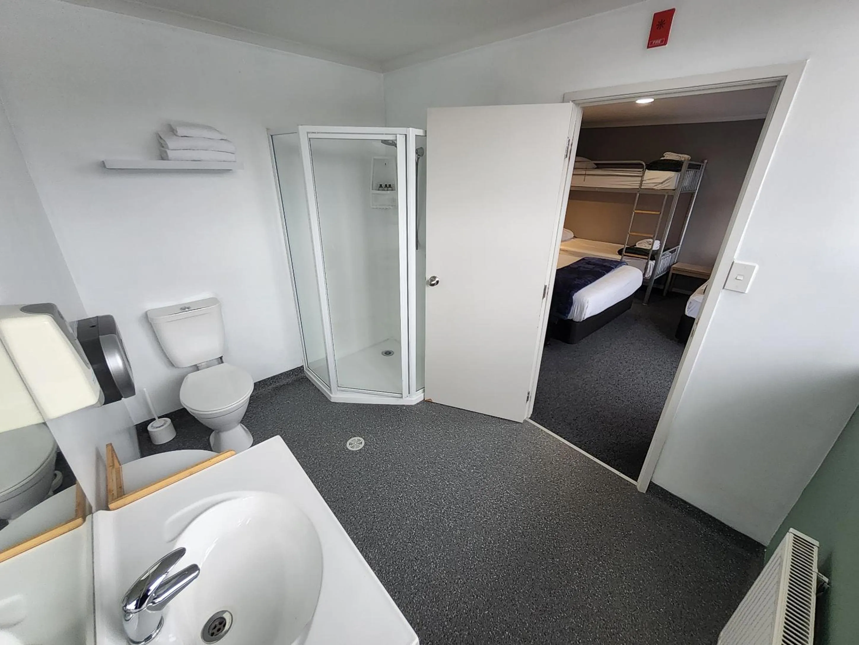 Shower, Bed in LKNZ Lodge & Cafe