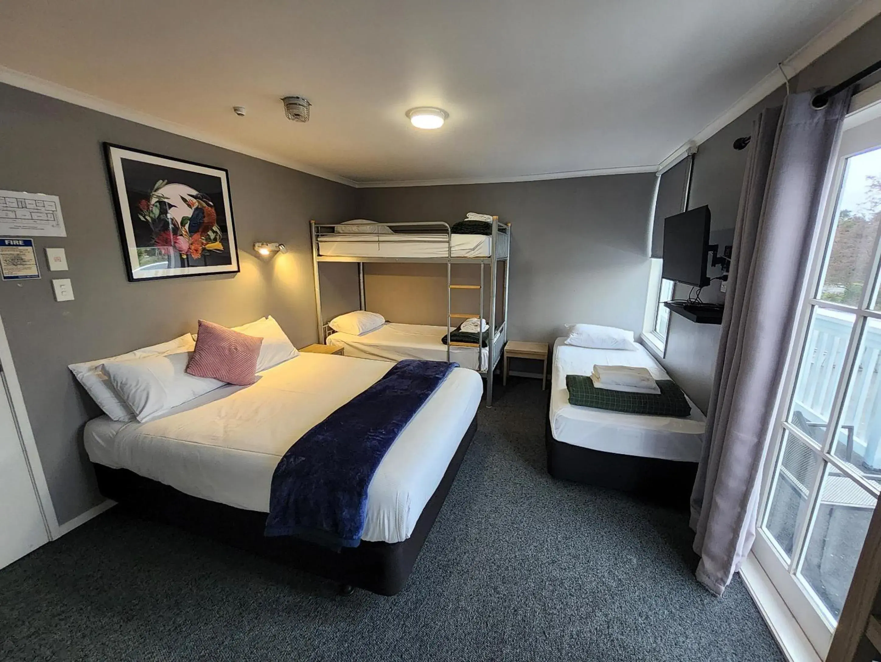 Family Room with Mountain View in LKNZ Lodge & Cafe Family Room with Mountain View in LKNZ Lodge & Cafe