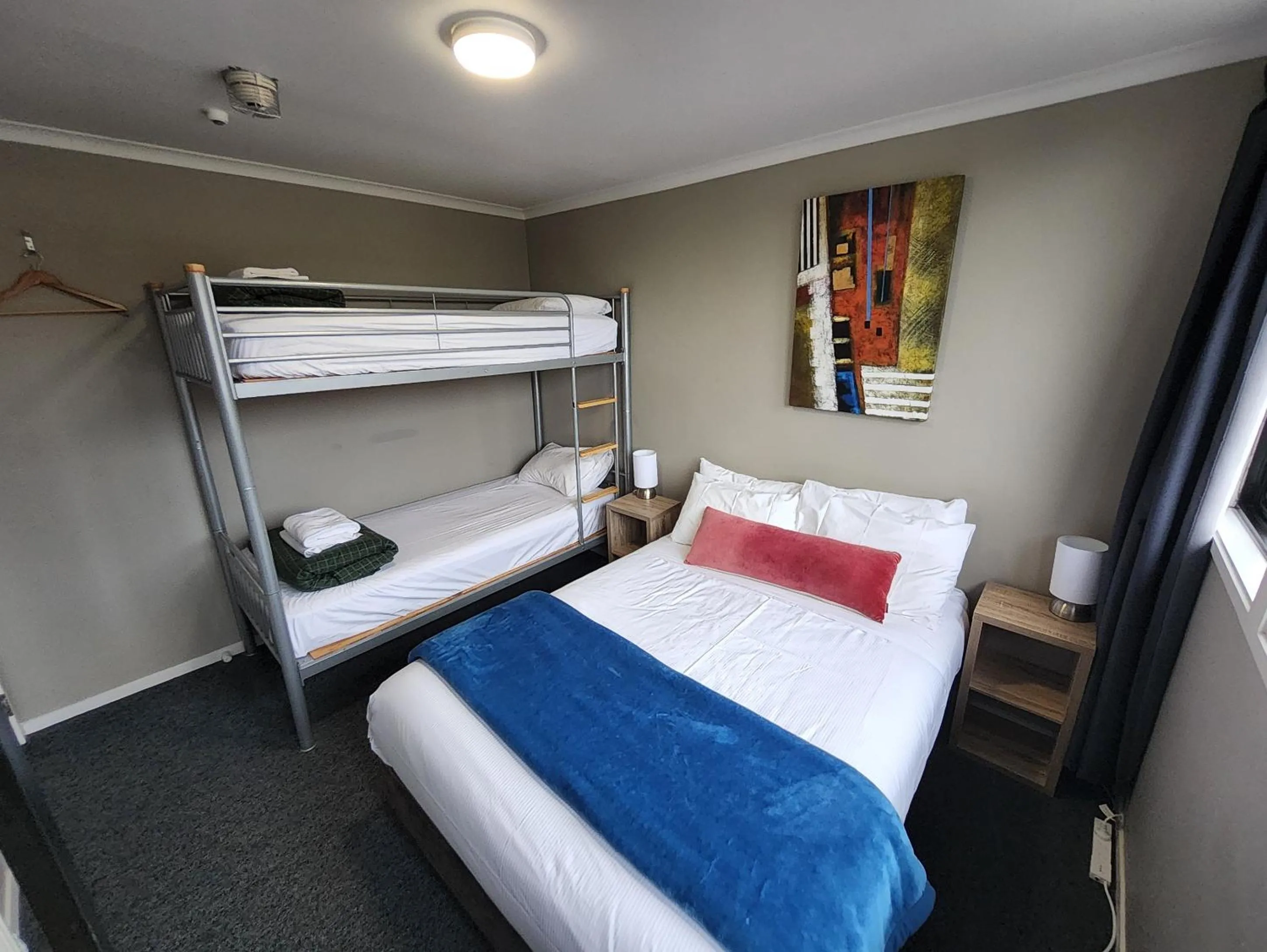 Bed in LKNZ Lodge & Cafe