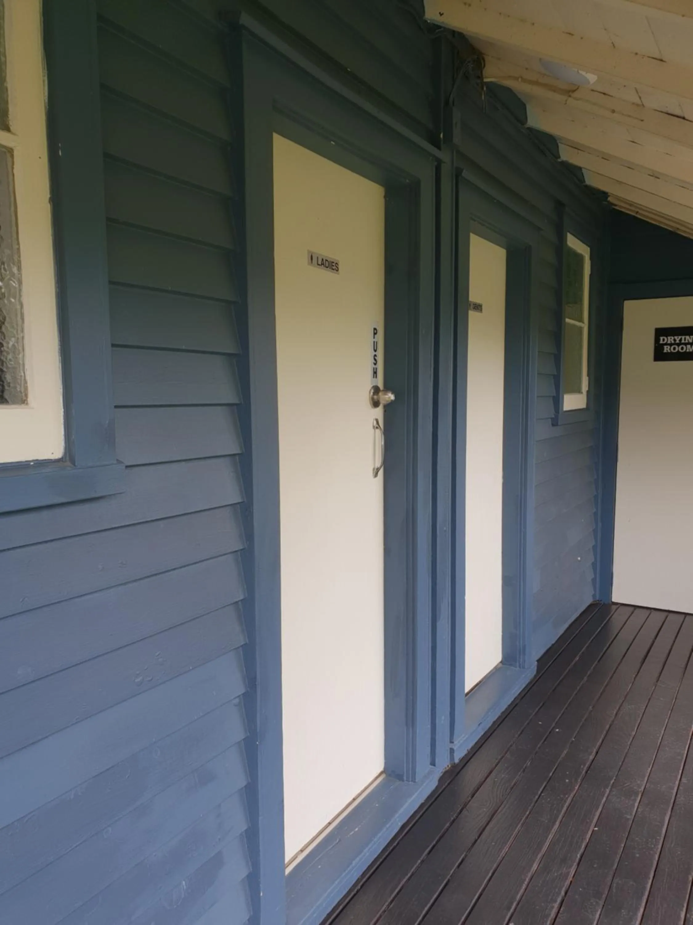 Toilet in LKNZ Lodge & Cafe