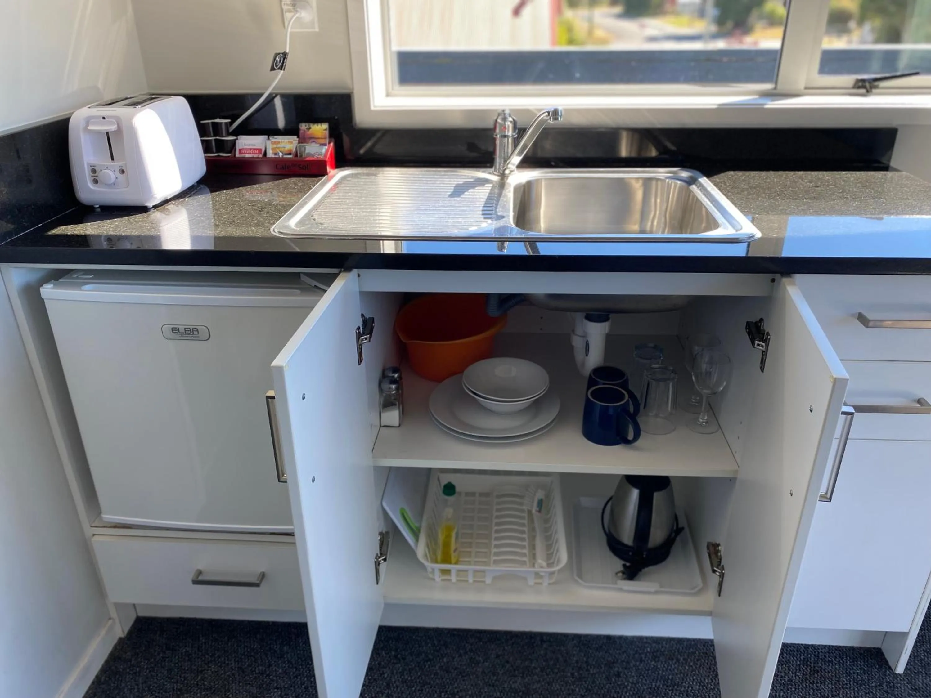 Kitchen or kitchenette in LKNZ Lodge & Cafe