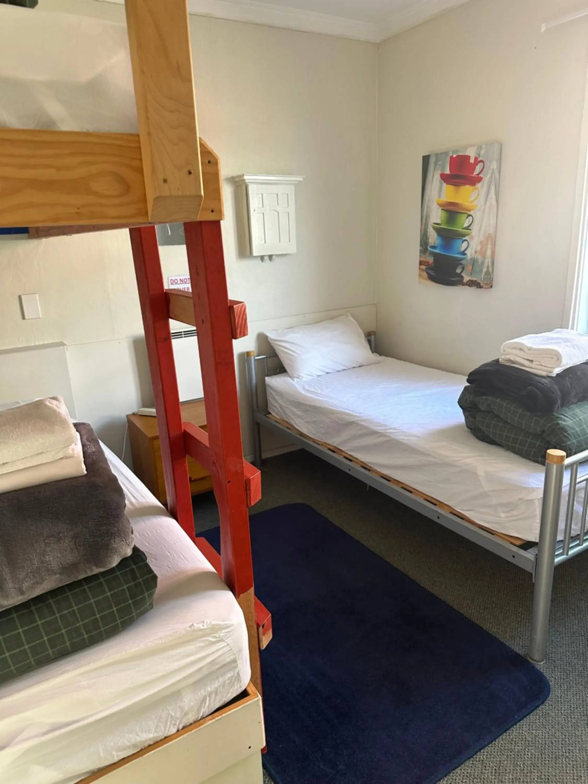 Budget Triple Room in LKNZ Lodge & Cafe Budget Triple Room in LKNZ Lodge & Cafe