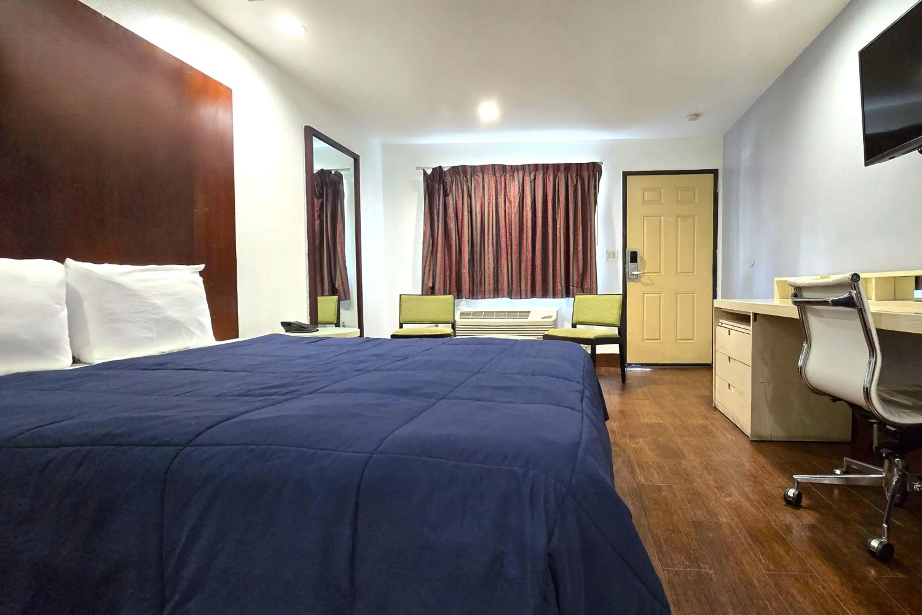 Bedroom, Bed in Century Motel Buena Park Anaheim CA 91