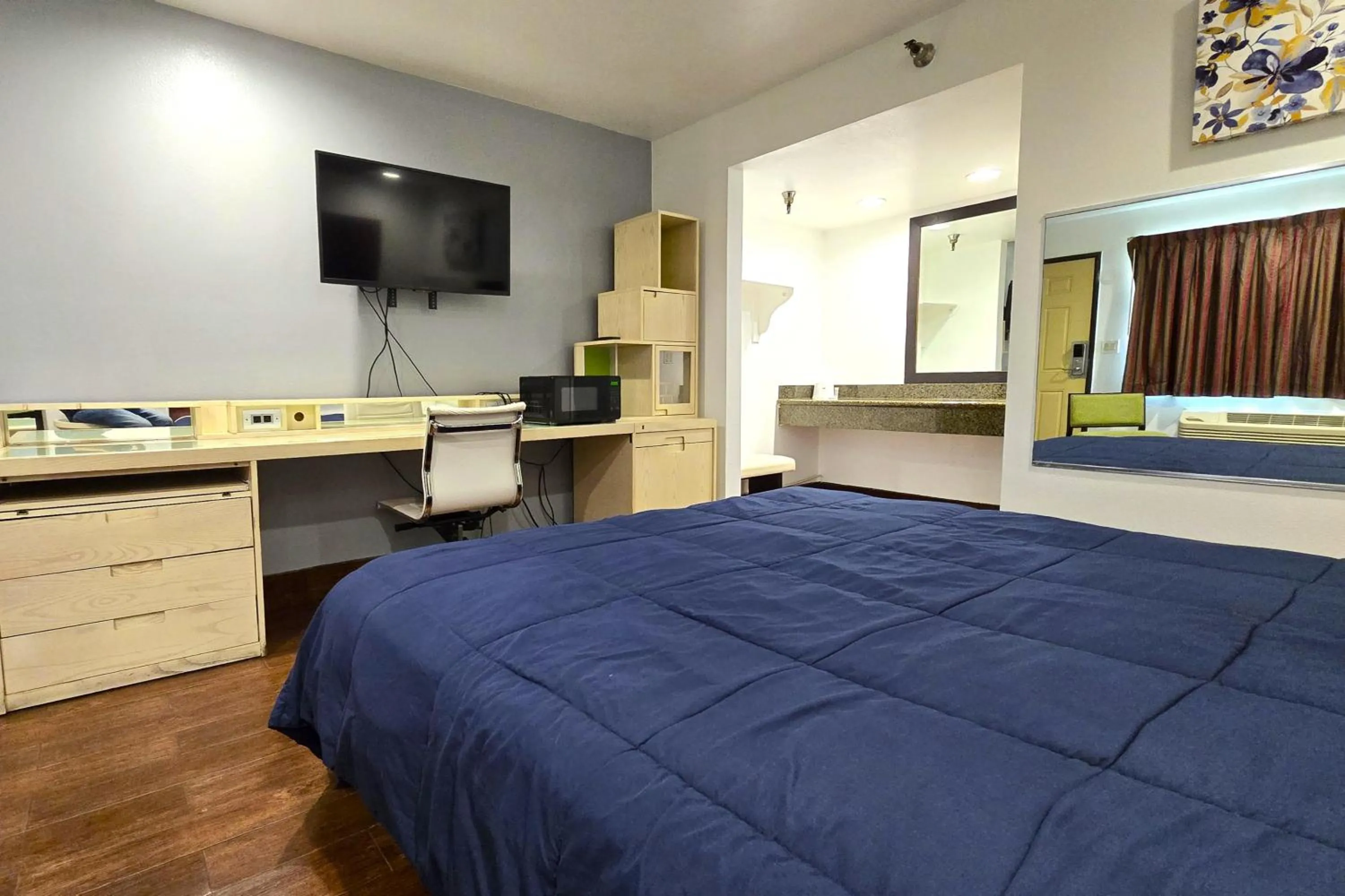 Bedroom, Bed in Century Motel Buena Park Anaheim CA 91