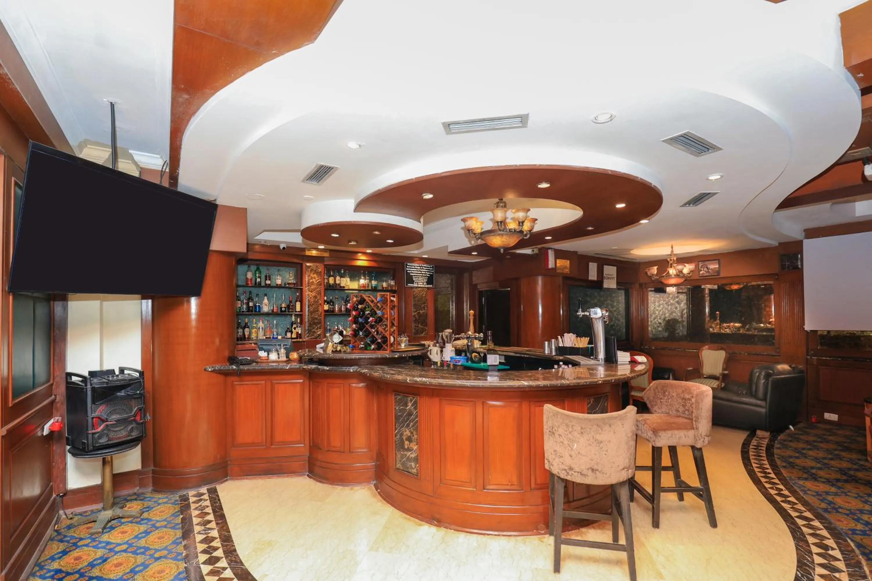 Lounge or bar in Le Royal Meridien Chennai