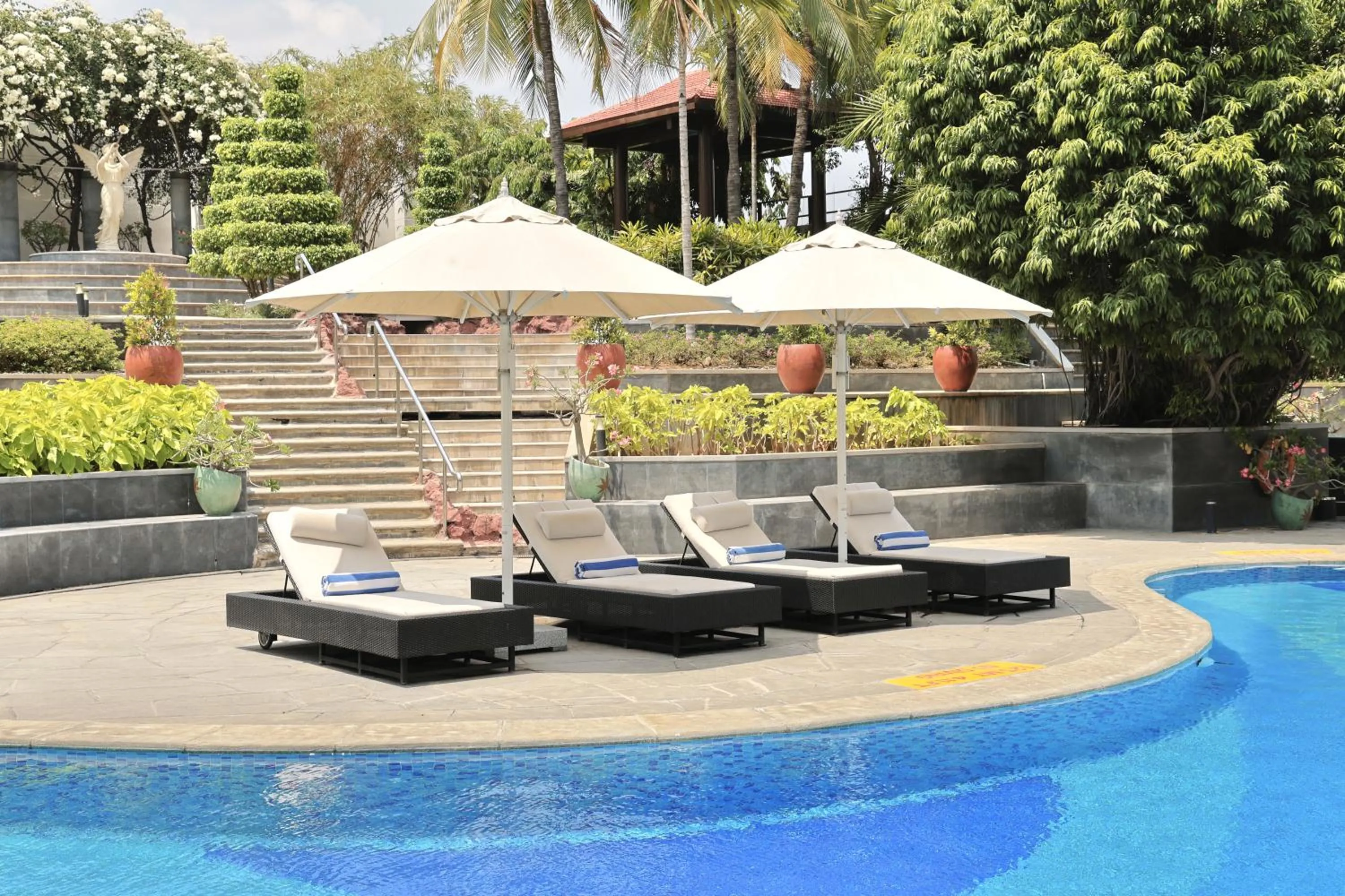 Swimming pool in Le Royal Meridien Chennai