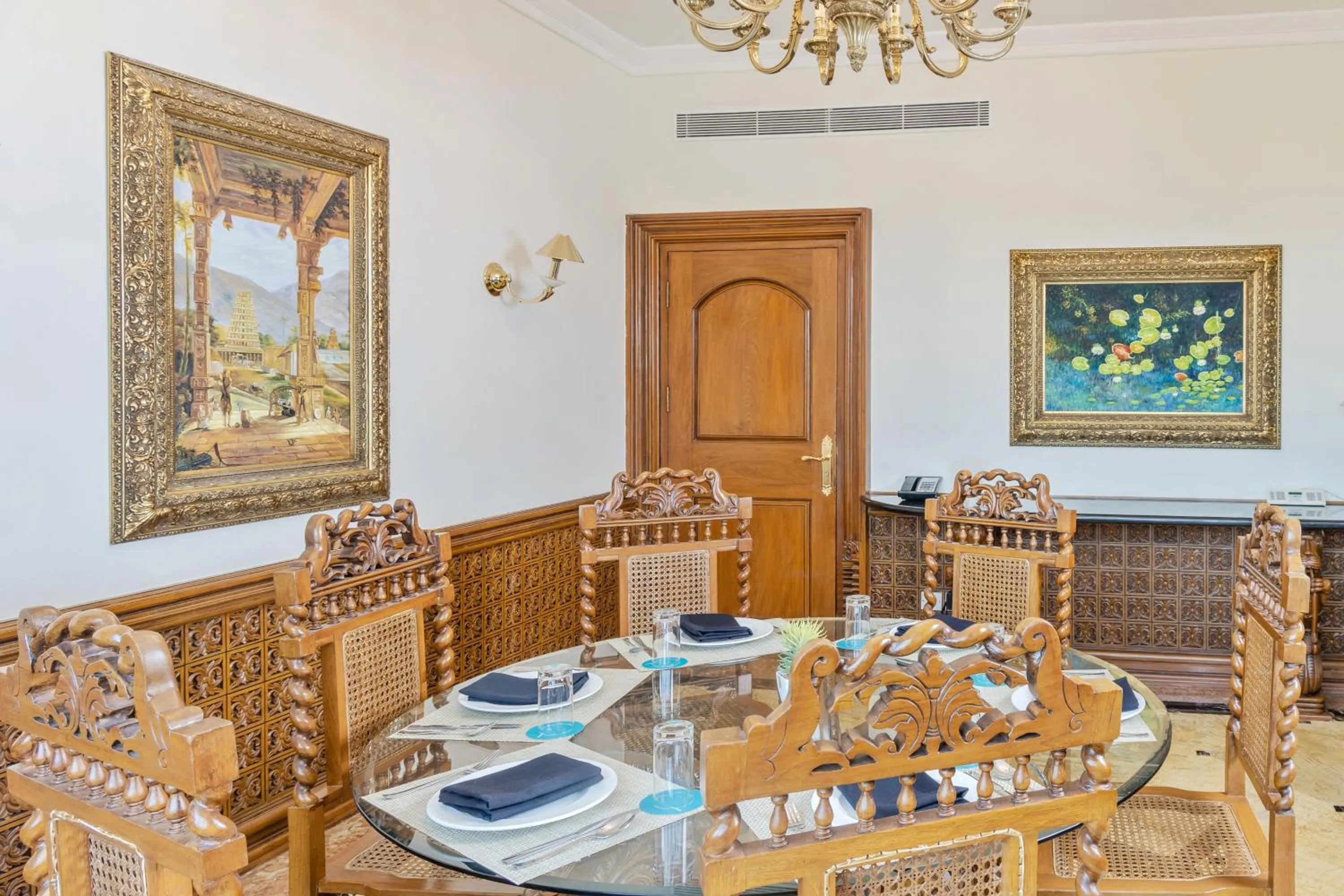 Photo of the whole room in Le Royal Meridien Chennai